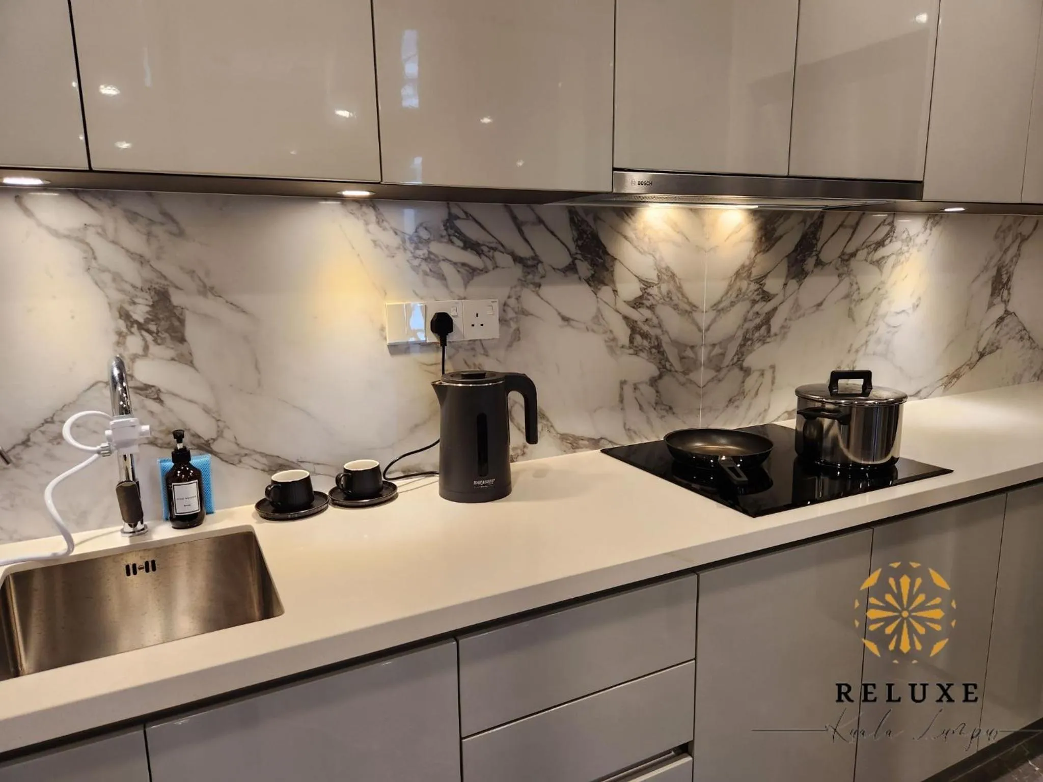 Coffee/tea facilities in The Platinum 2 Premium Suite by Reluxe