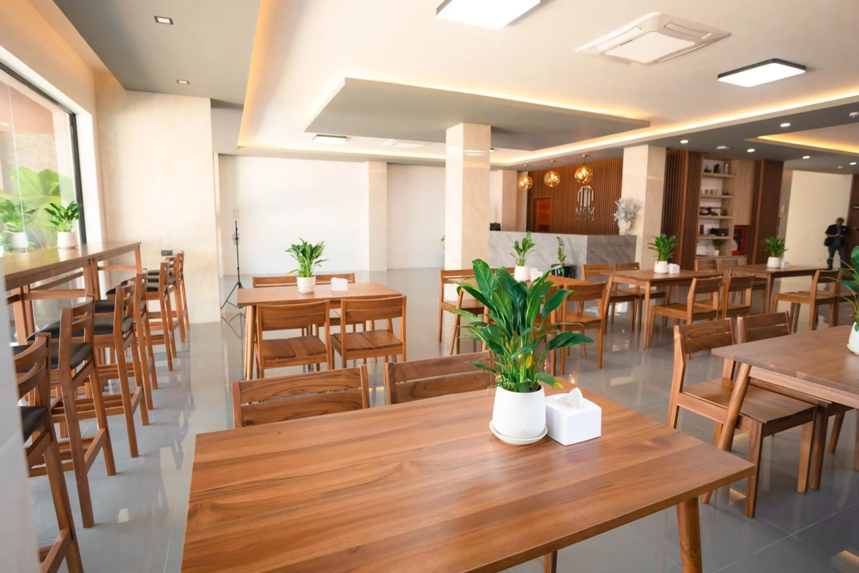 Restaurant/places to eat in M&M Hotel