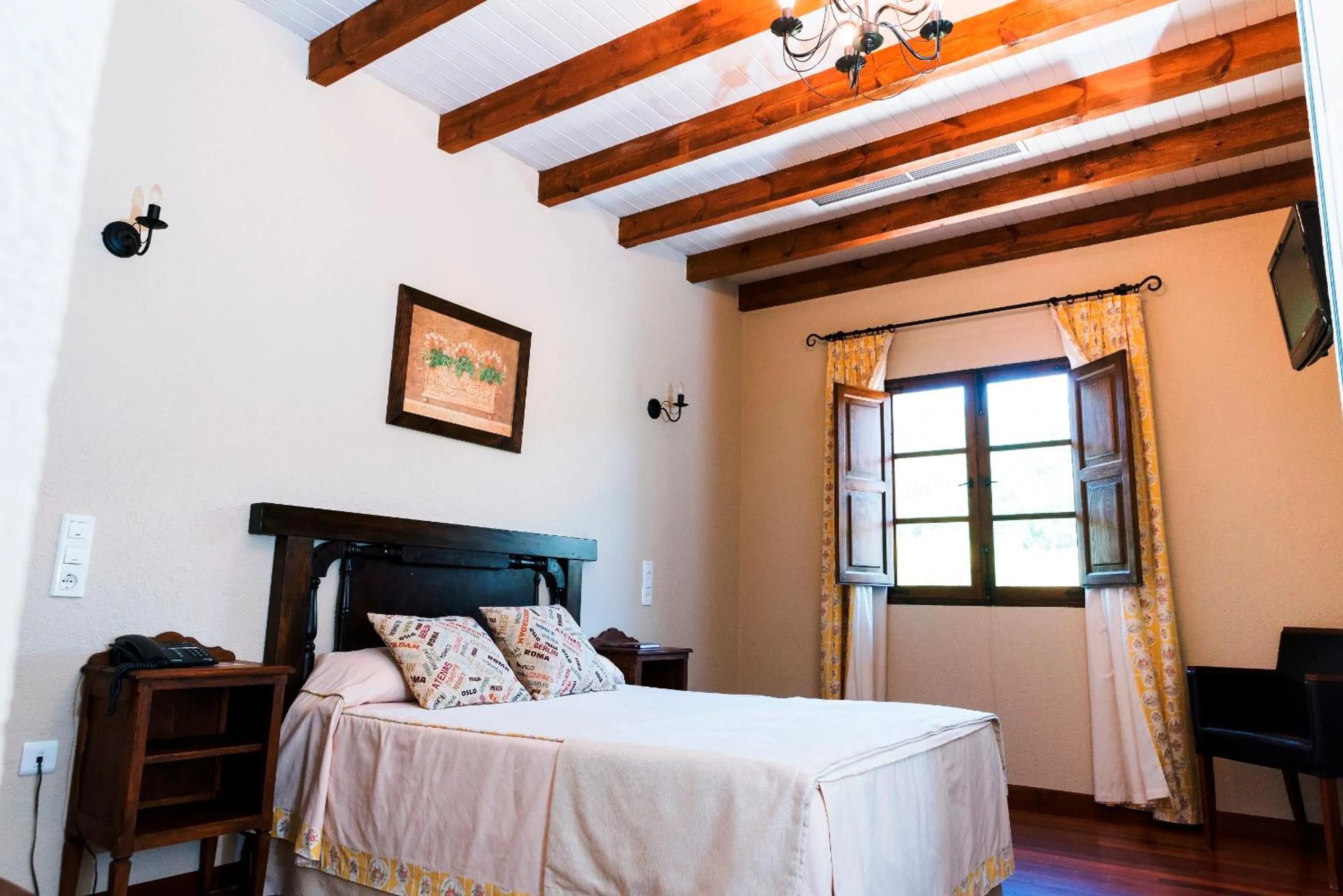 Photo of the whole room, Bed in Hotel Monumento Pazo do Castro