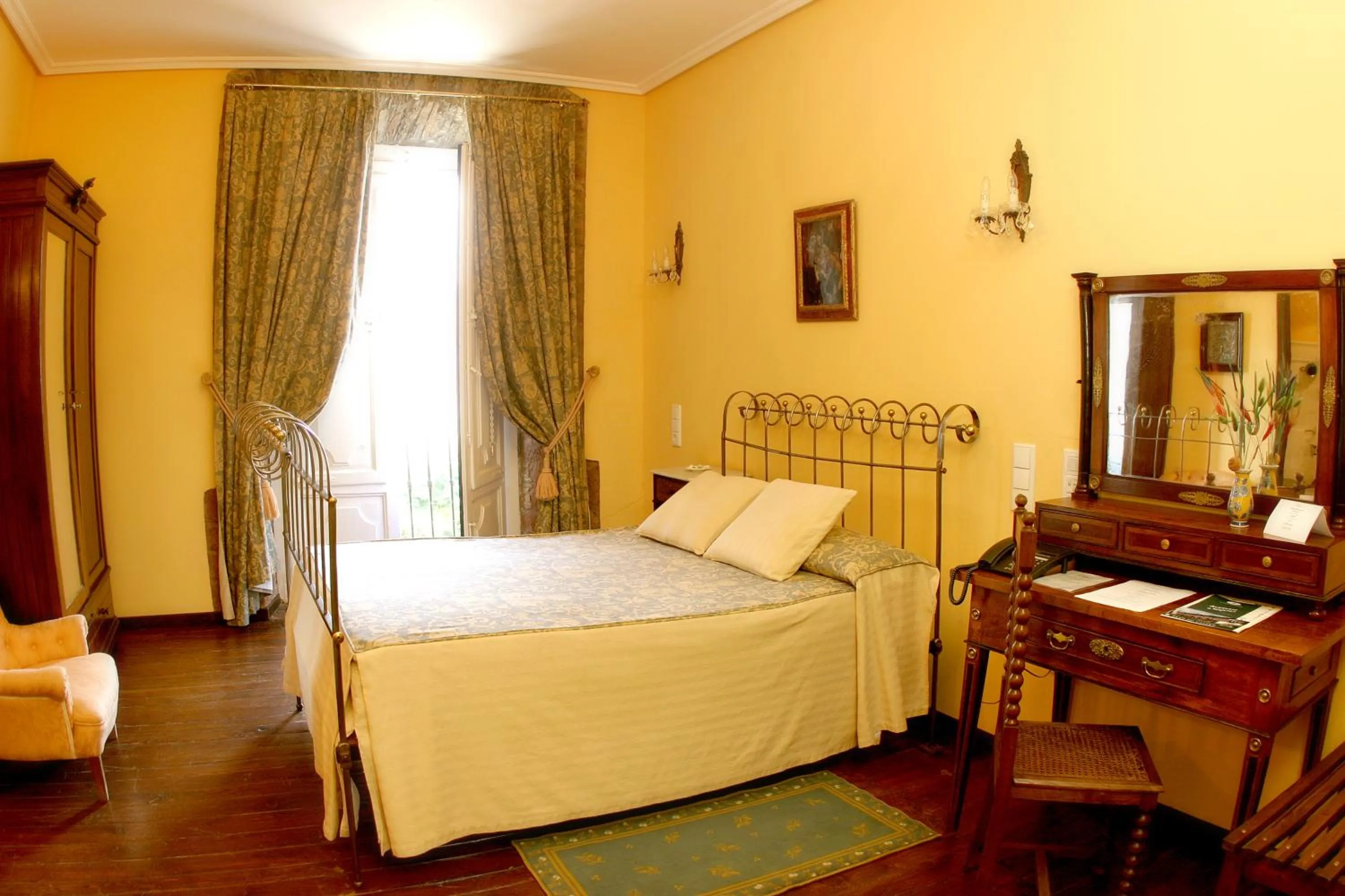 Bedroom, Bed in Hotel Monumento Pazo do Castro
