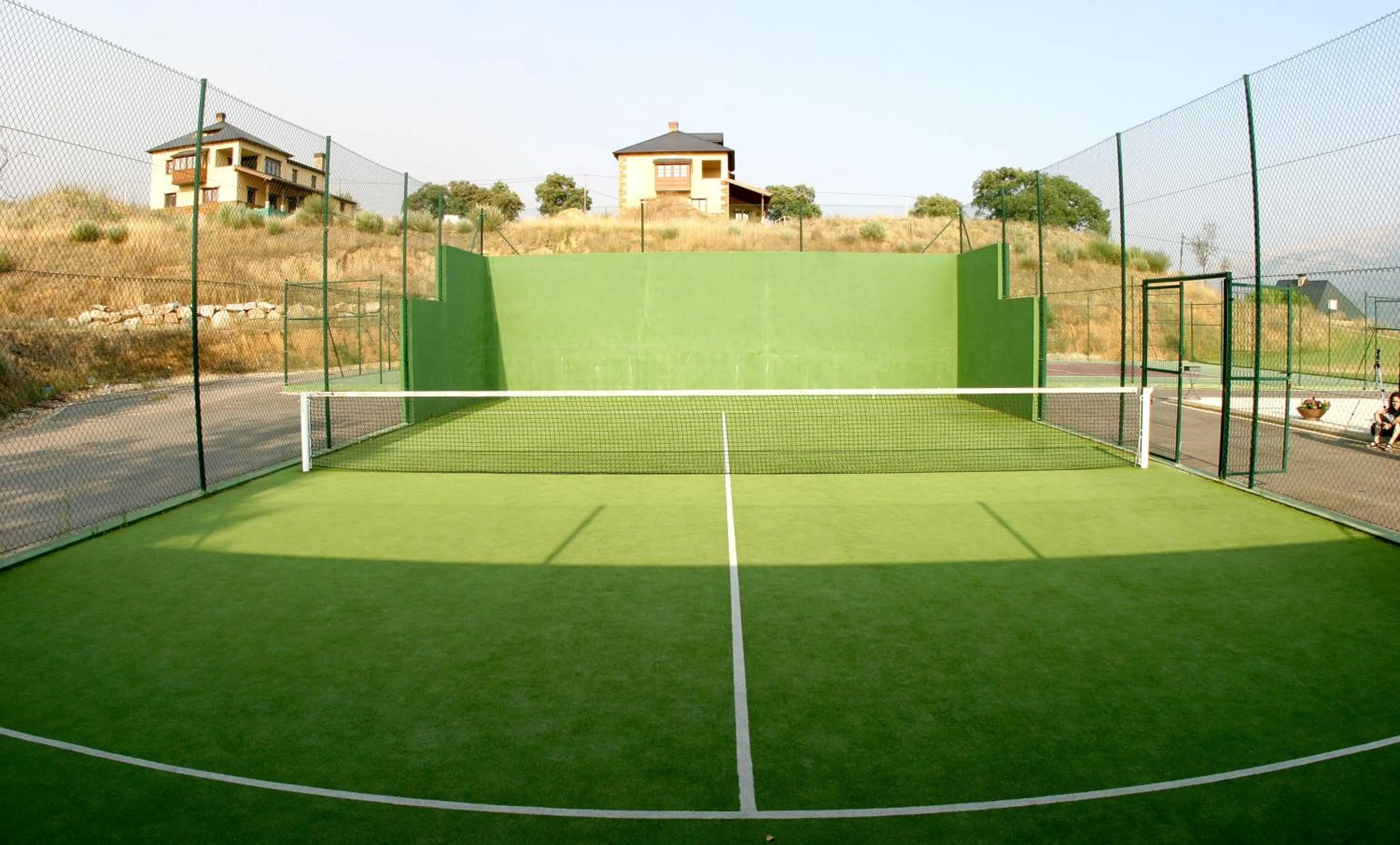 Tennis court in Hotel Monumento Pazo do Castro