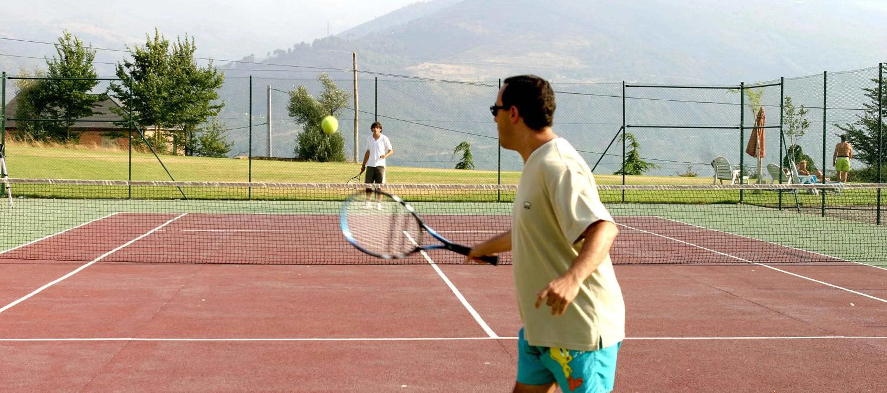 Tennis court in Hotel Monumento Pazo do Castro