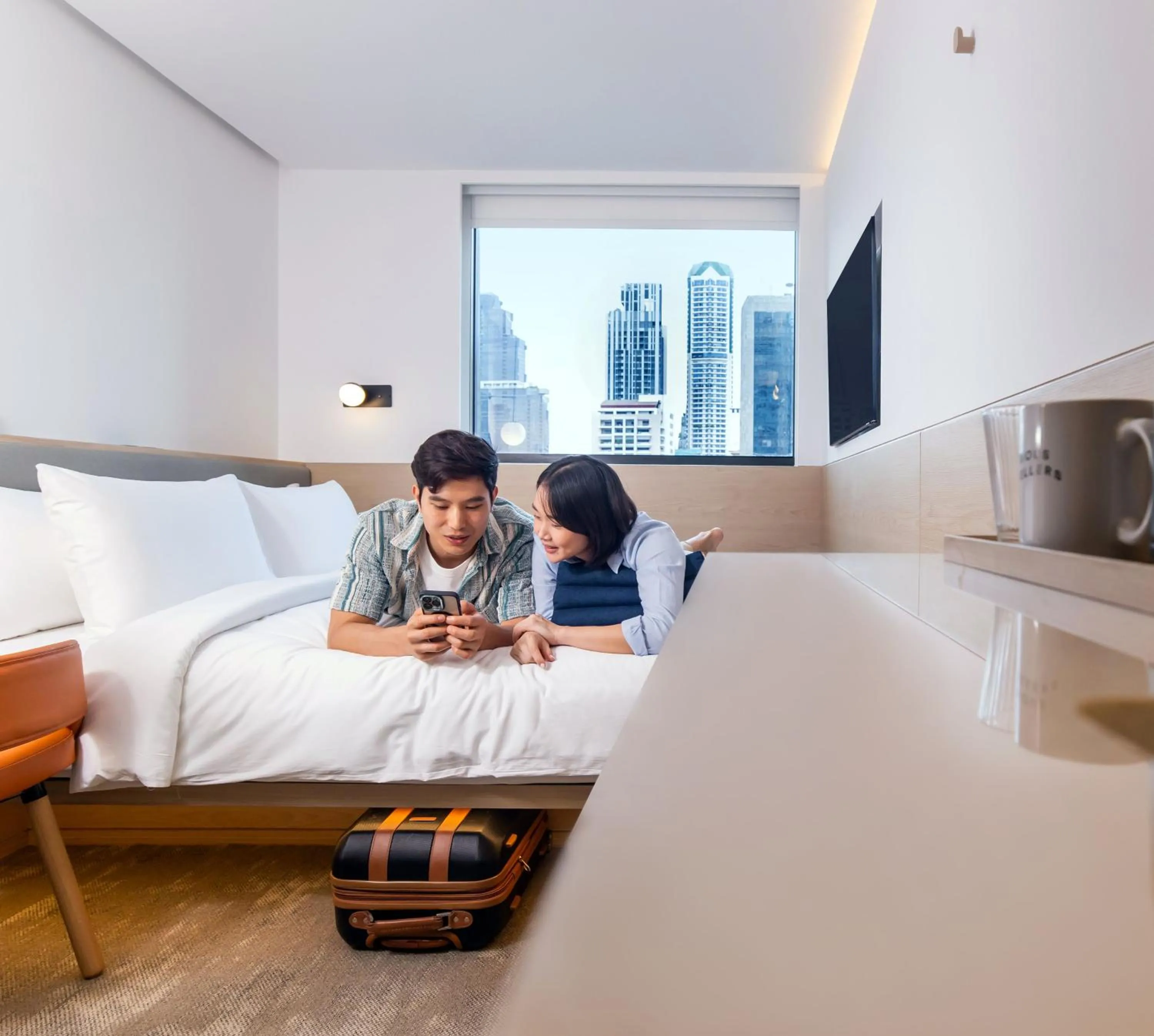 Communal lounge/ TV room, Bed in ASAI Bangkok Sathorn