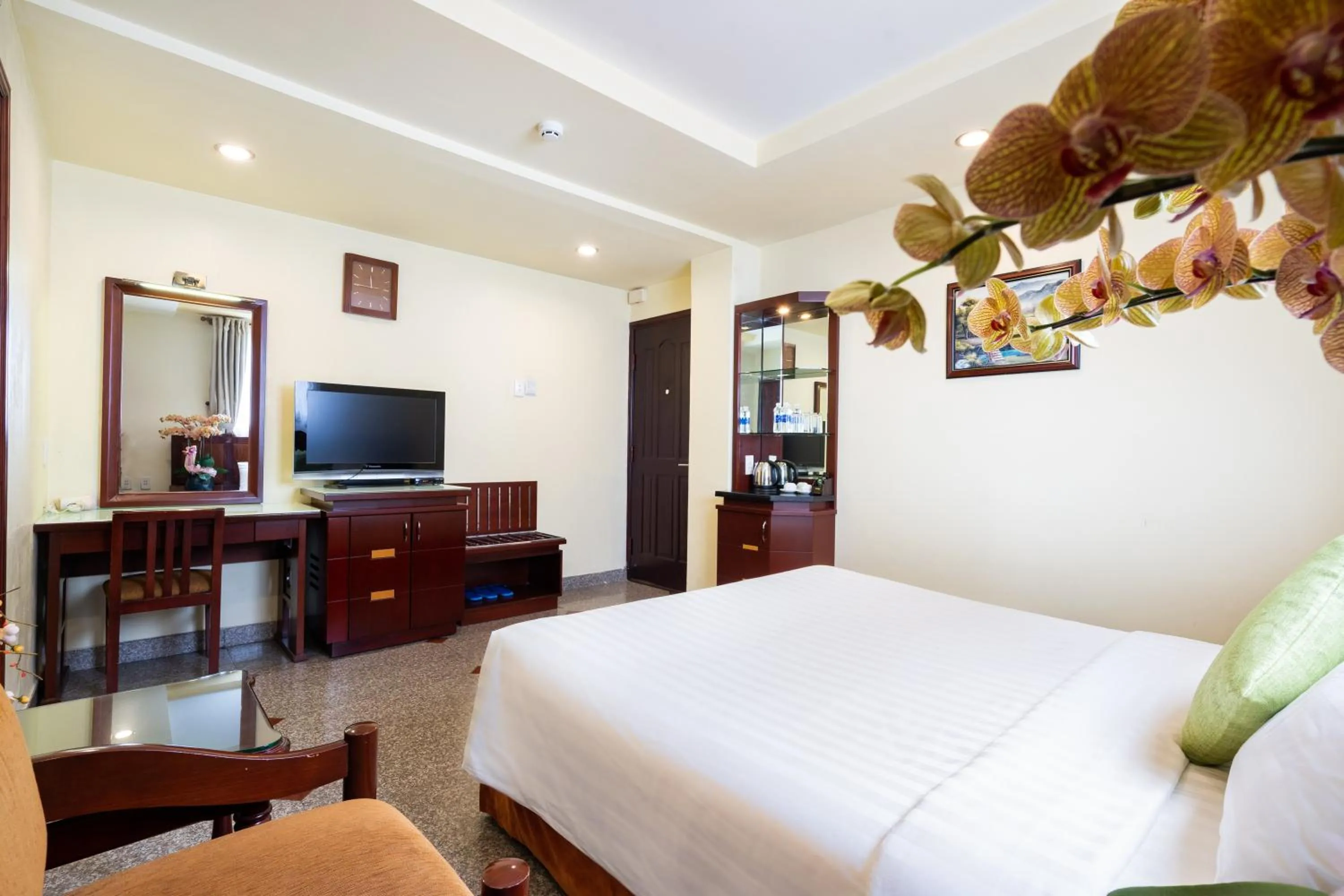 Communal lounge/ TV room, Bed in LUCASTA SAIGON Hotel