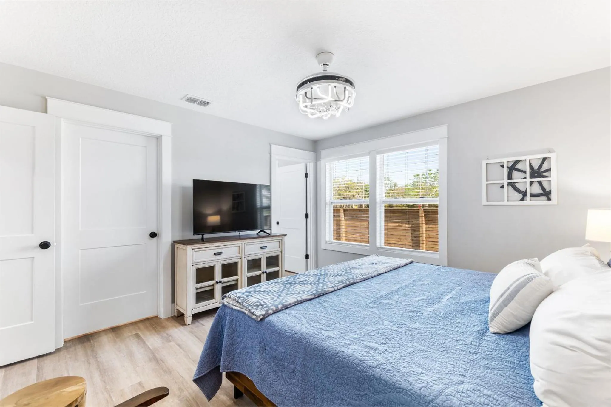 Bed in Brand New Bungalow with King Bed Suites in St Aug