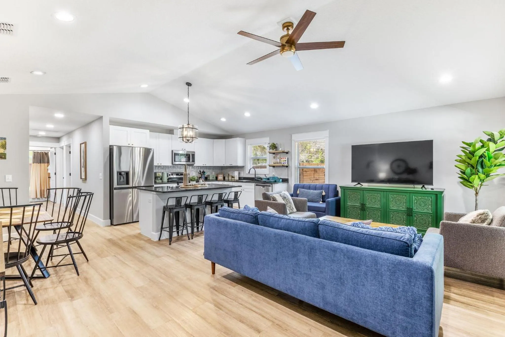 Brand New Bungalow with King Bed Suites in St Aug