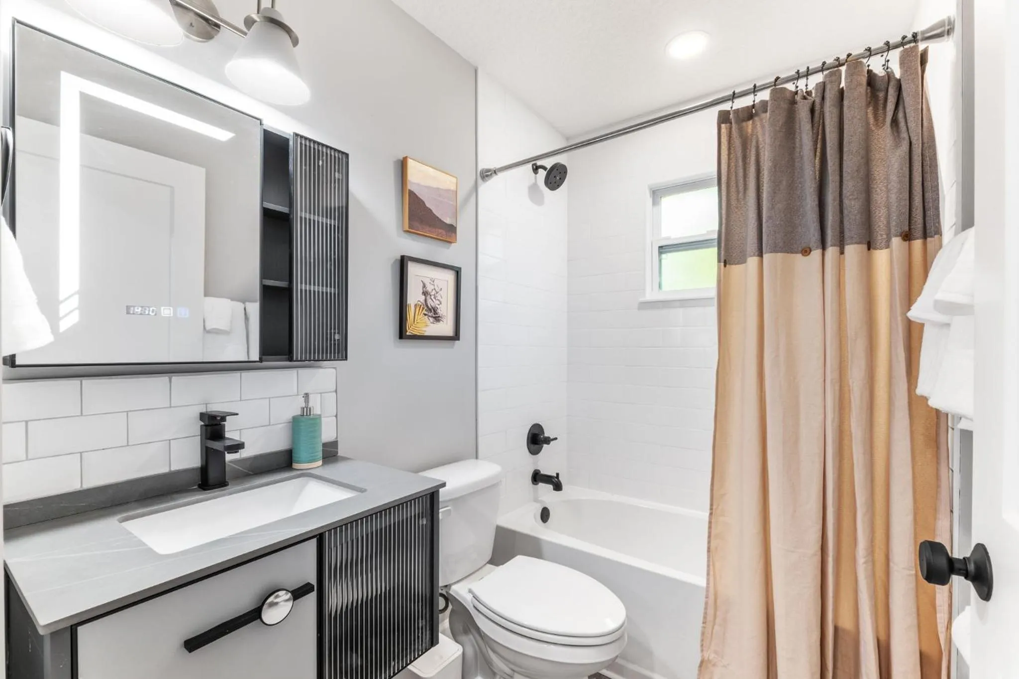 Brand New Bungalow with King Bed Suites in St Aug