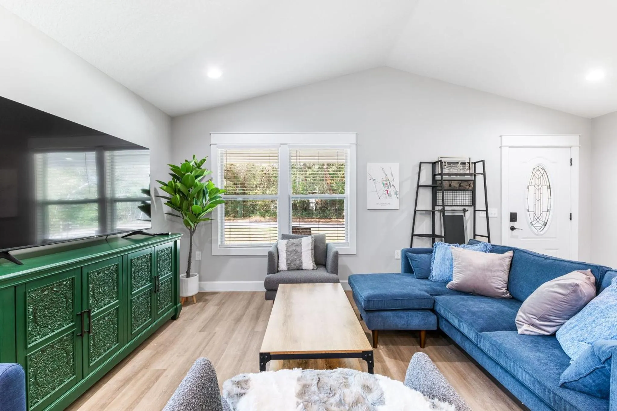 Brand New Bungalow with King Bed Suites in St Aug