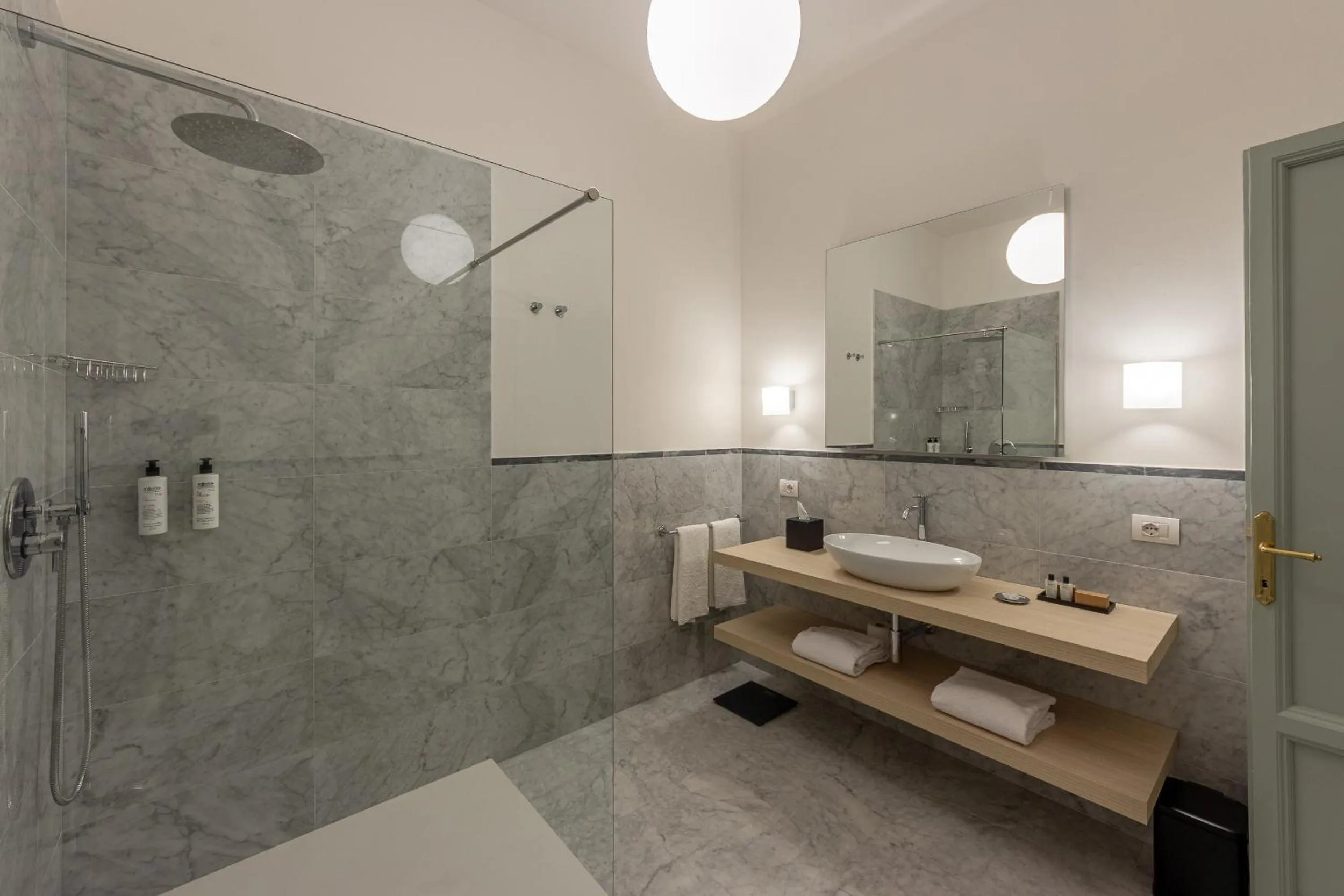 Shower in Grand Universe La Residenza