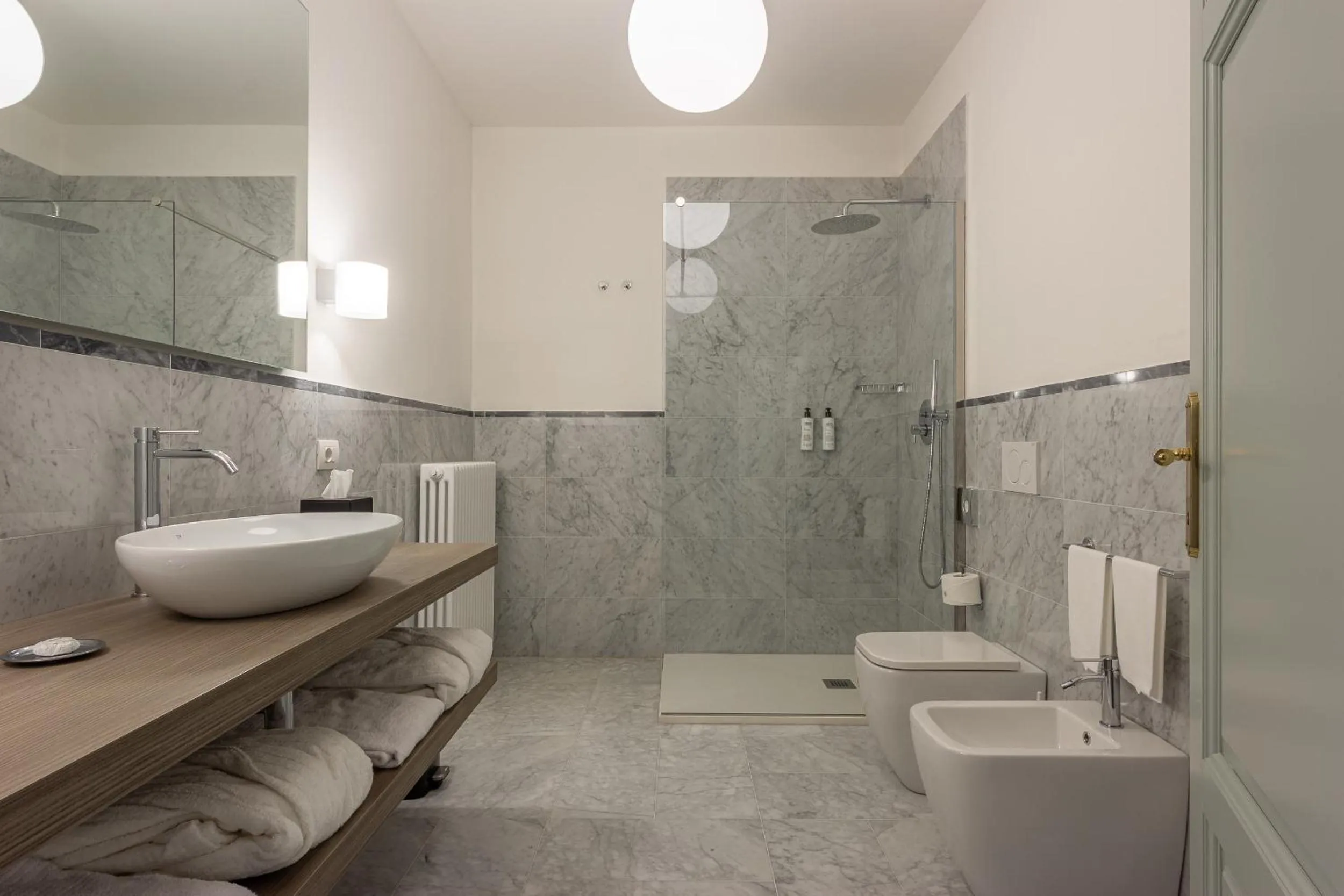 Shower in Grand Universe La Residenza