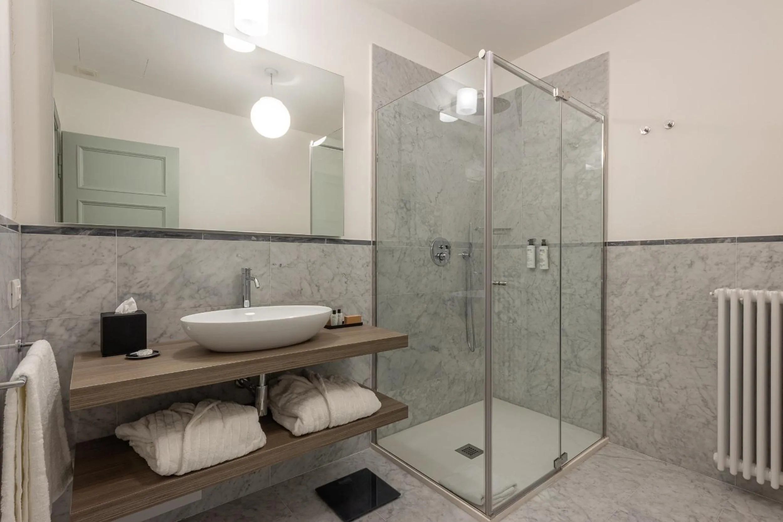 Shower in Grand Universe La Residenza