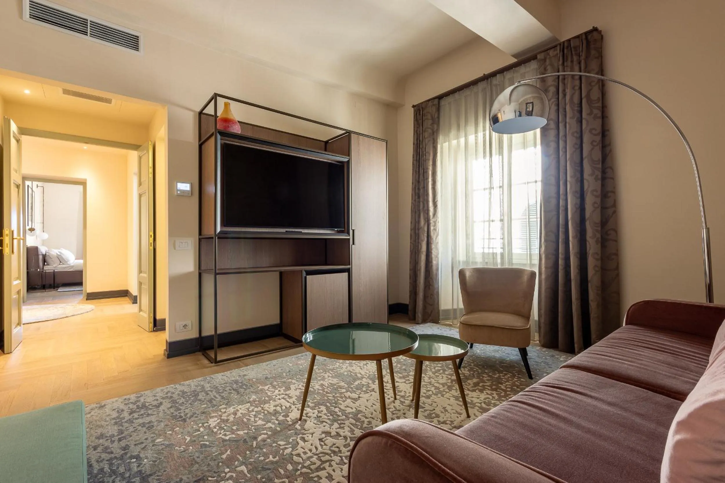 Living room, Bed in Grand Universe La Residenza