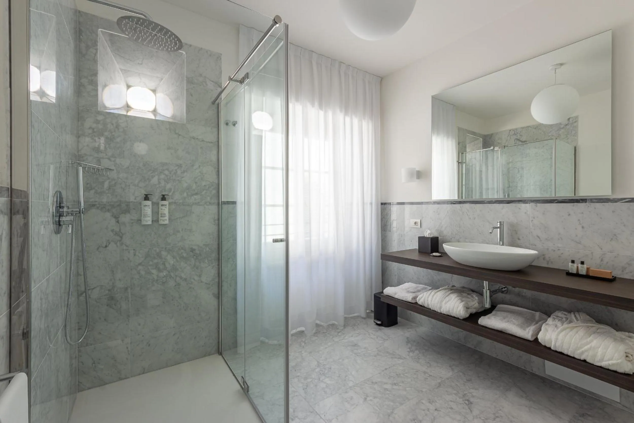 Shower in Grand Universe La Residenza
