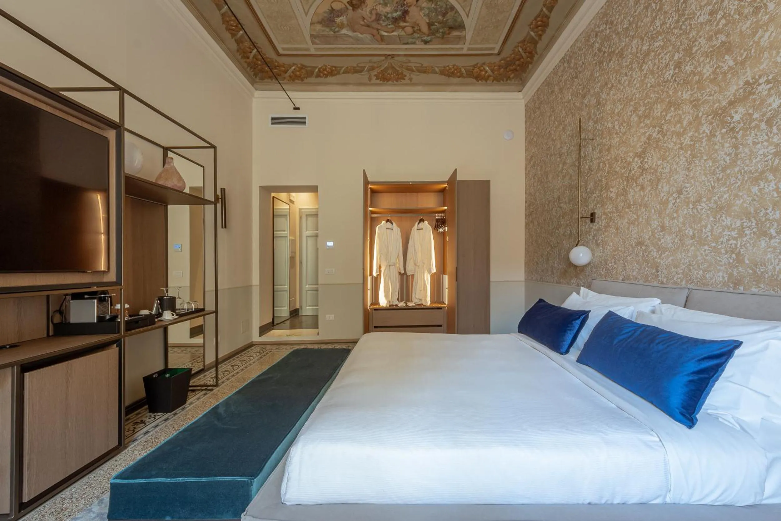 Photo of the whole room, Bed in Grand Universe La Residenza