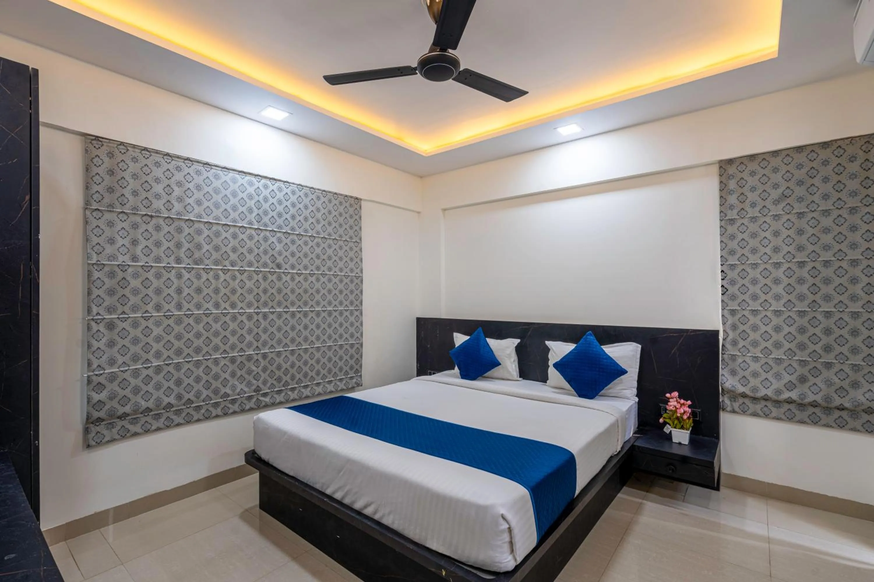 Bed in StayBird - Silver Oak, An Apartment Hotel, Kharadi
