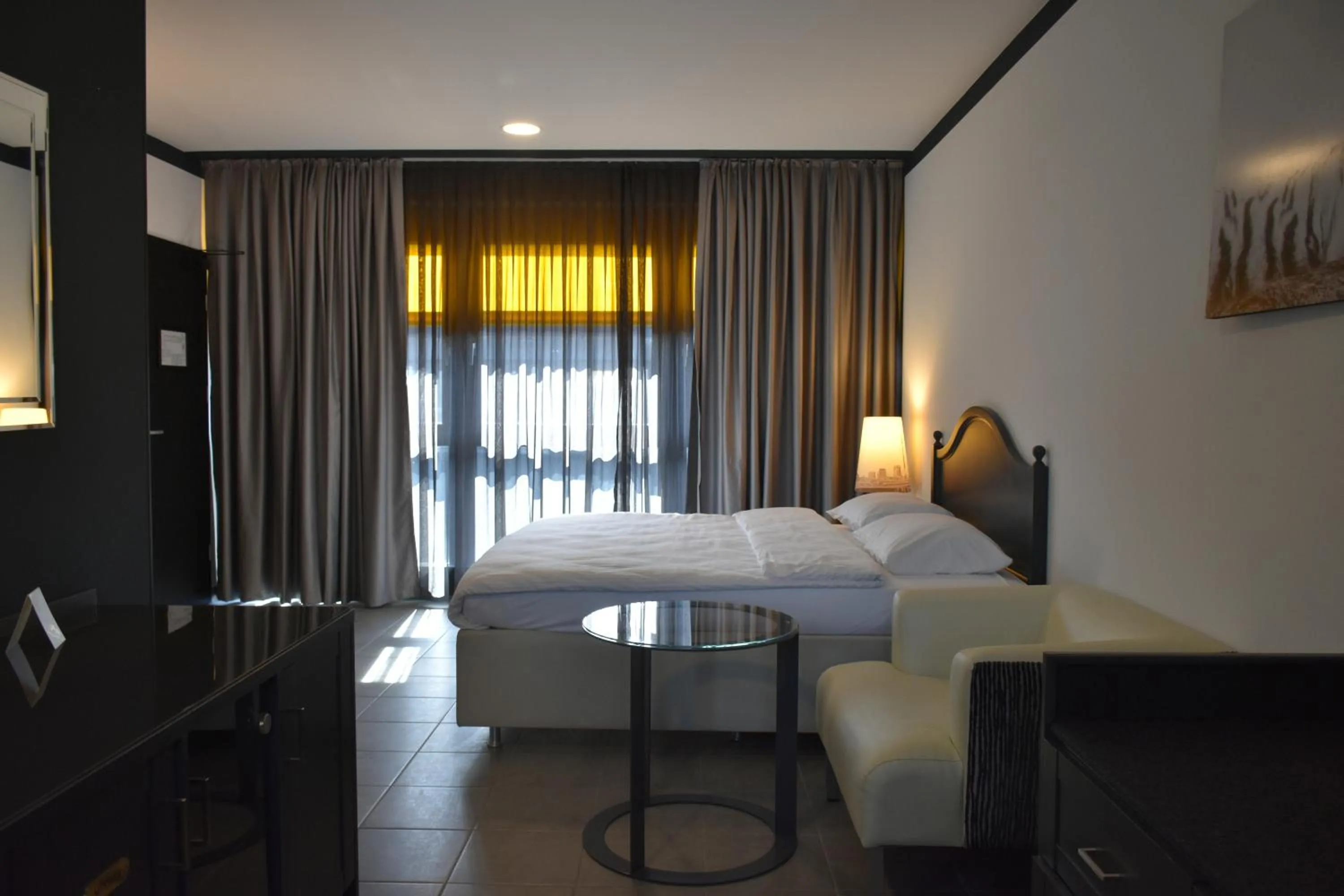 Bed in TIBET HOTEL am Airport Düsseldorf-Ratingen