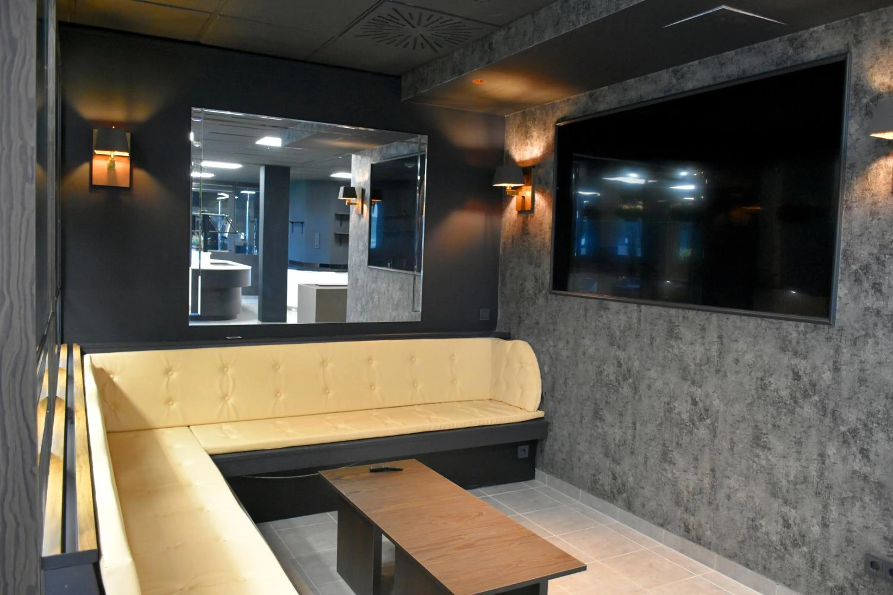 TV and multimedia in TIBET HOTEL am Airport Düsseldorf-Ratingen