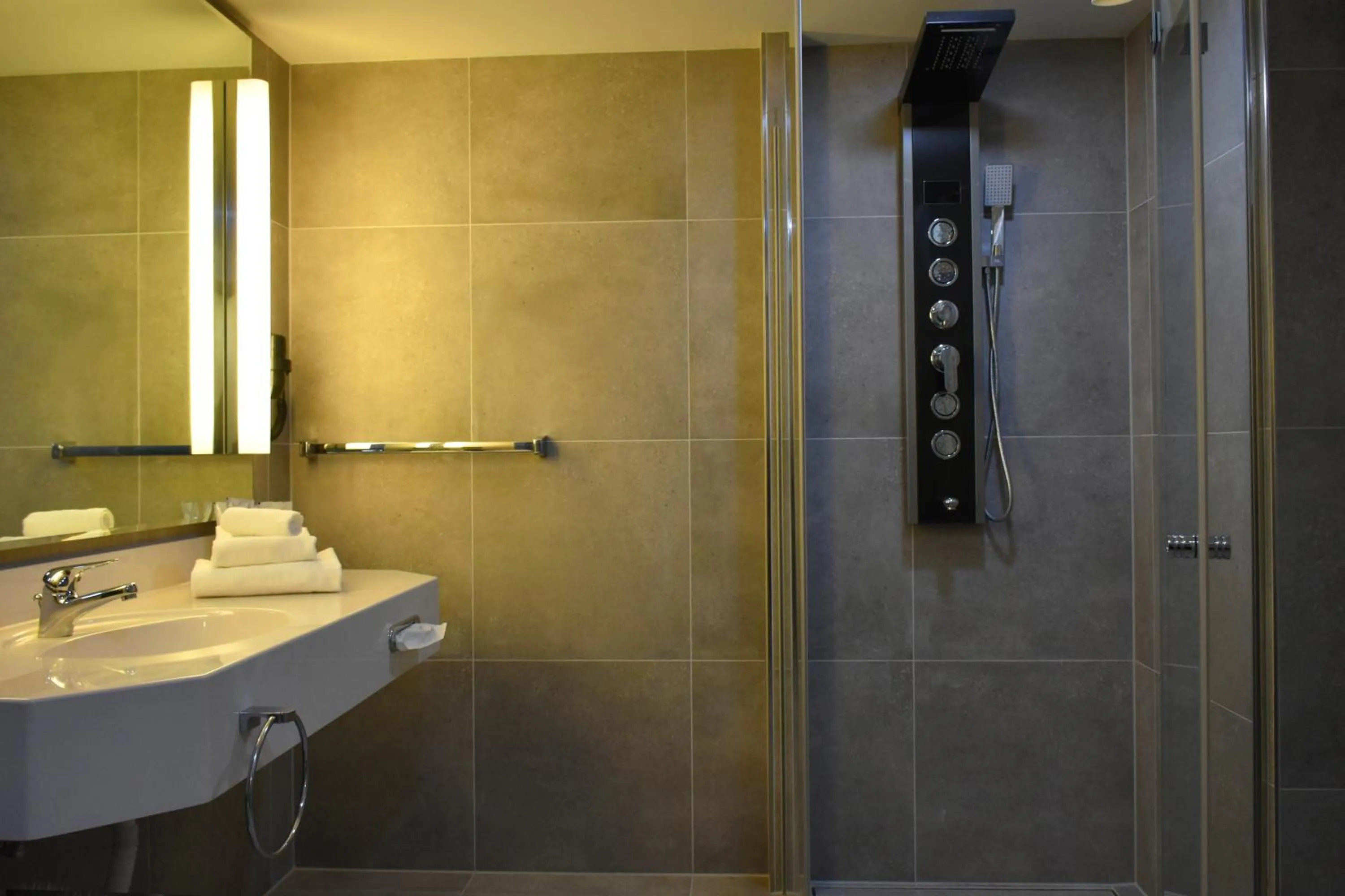 Shower in TIBET HOTEL am Airport Düsseldorf-Ratingen