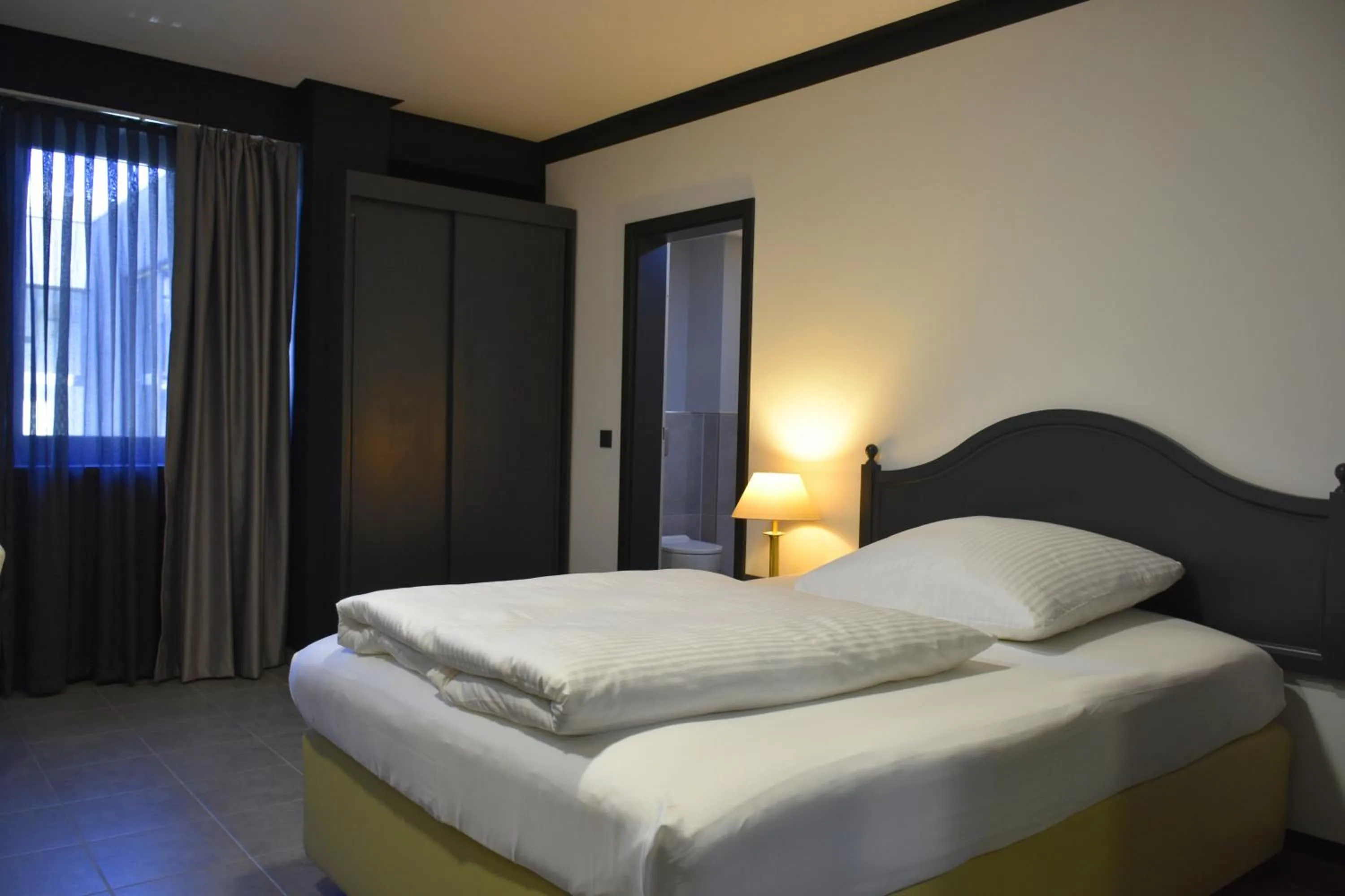 Bed in TIBET HOTEL am Airport Düsseldorf-Ratingen