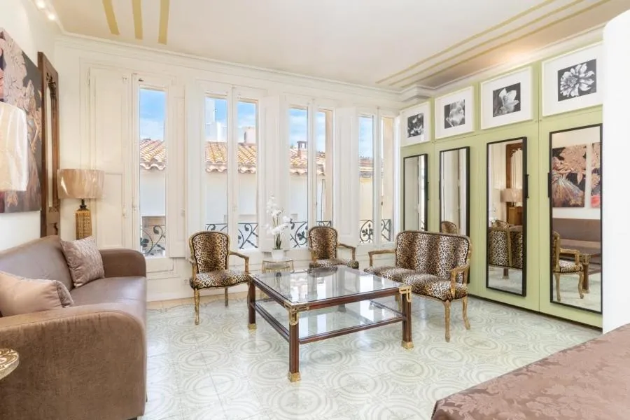 Photo of the whole room in El Petit Palauet