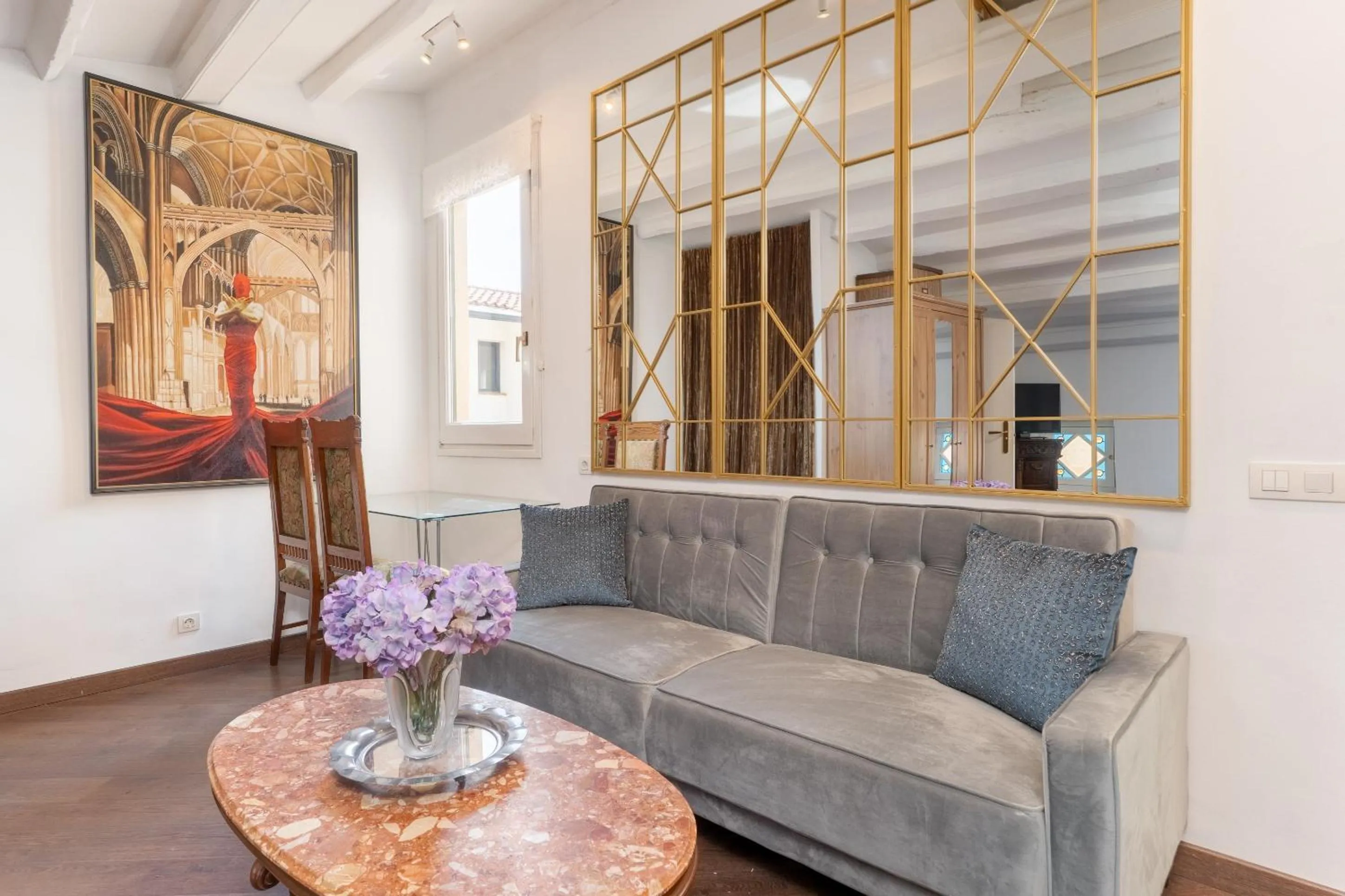 Photo of the whole room in El Petit Palauet