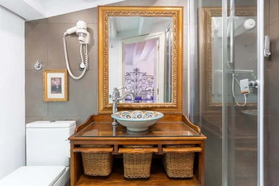 Shower in El Petit Palauet