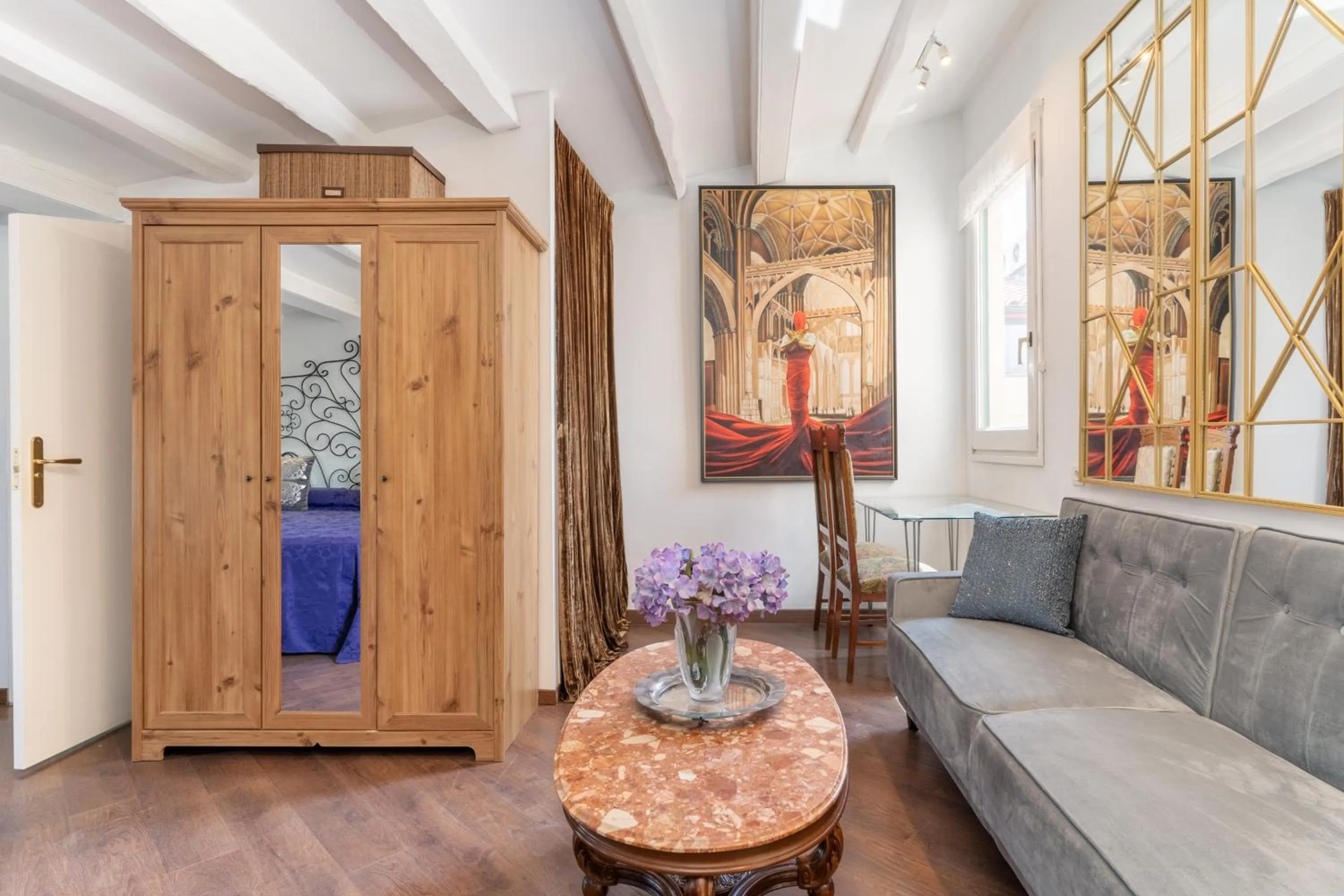 Photo of the whole room in El Petit Palauet