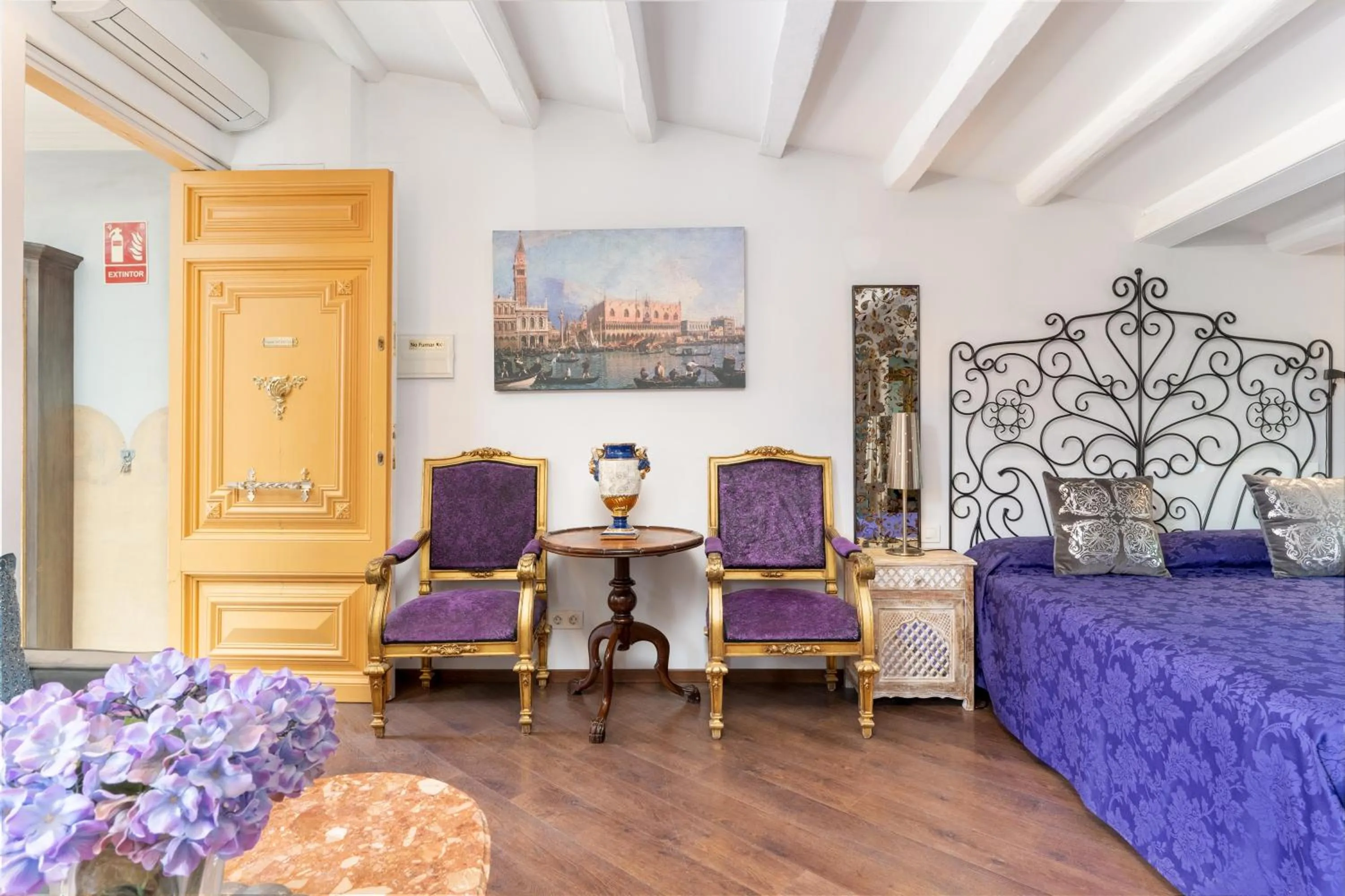 Photo of the whole room in El Petit Palauet