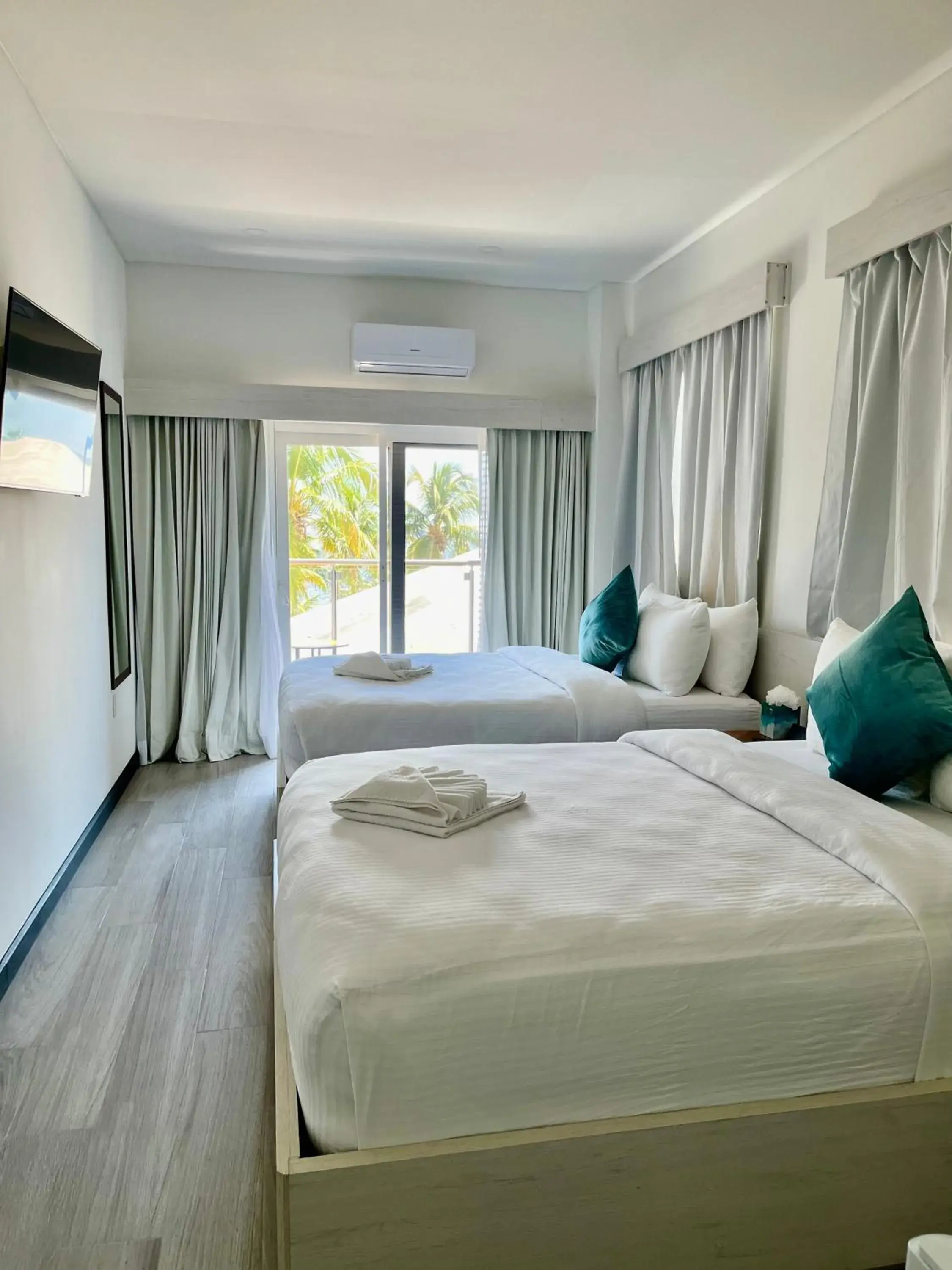 Queen Room with Balcony in The Watermark Hotel Queen Room with Balcony in The Watermark Hotel