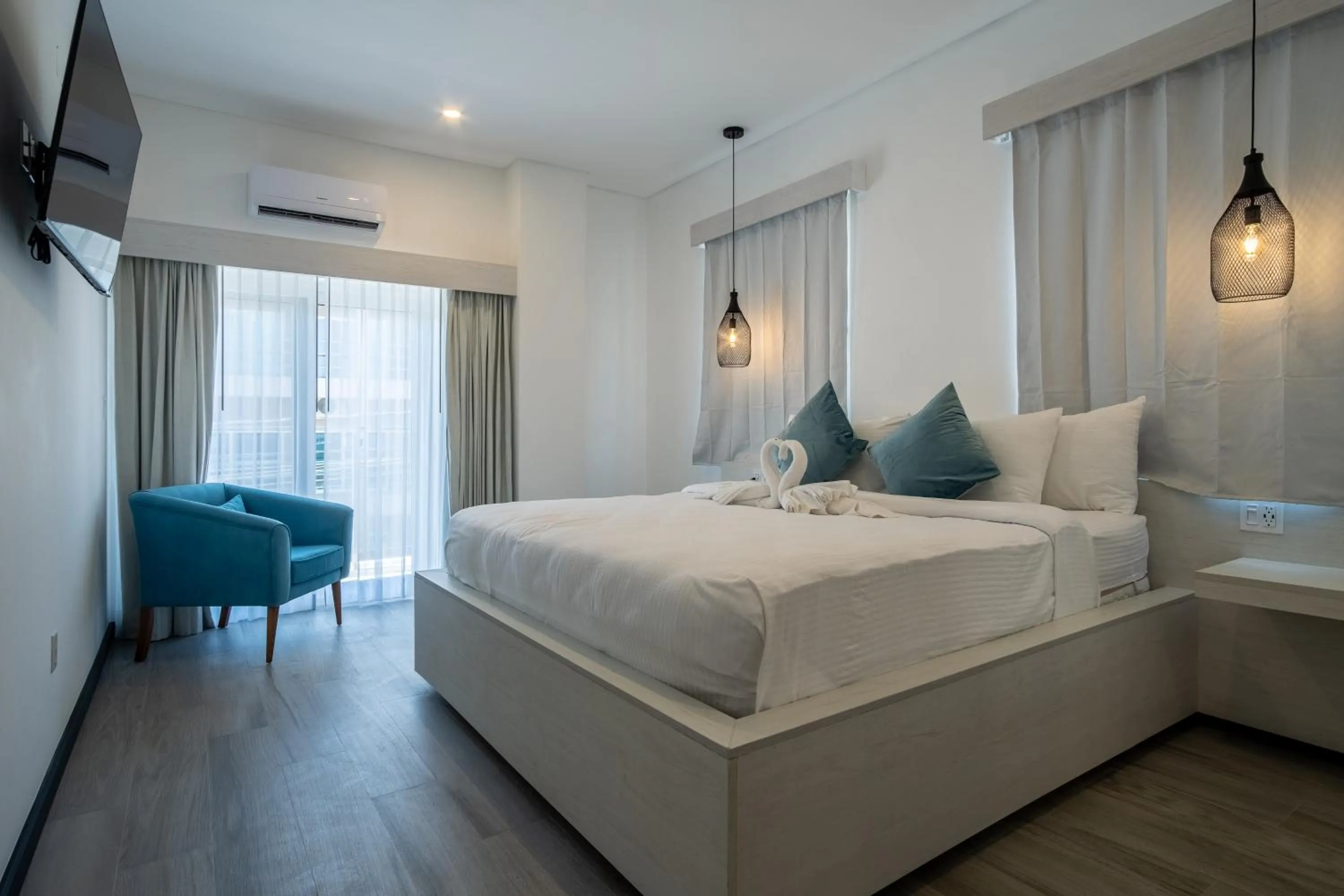 Bedroom, Bed in The Watermark Hotel