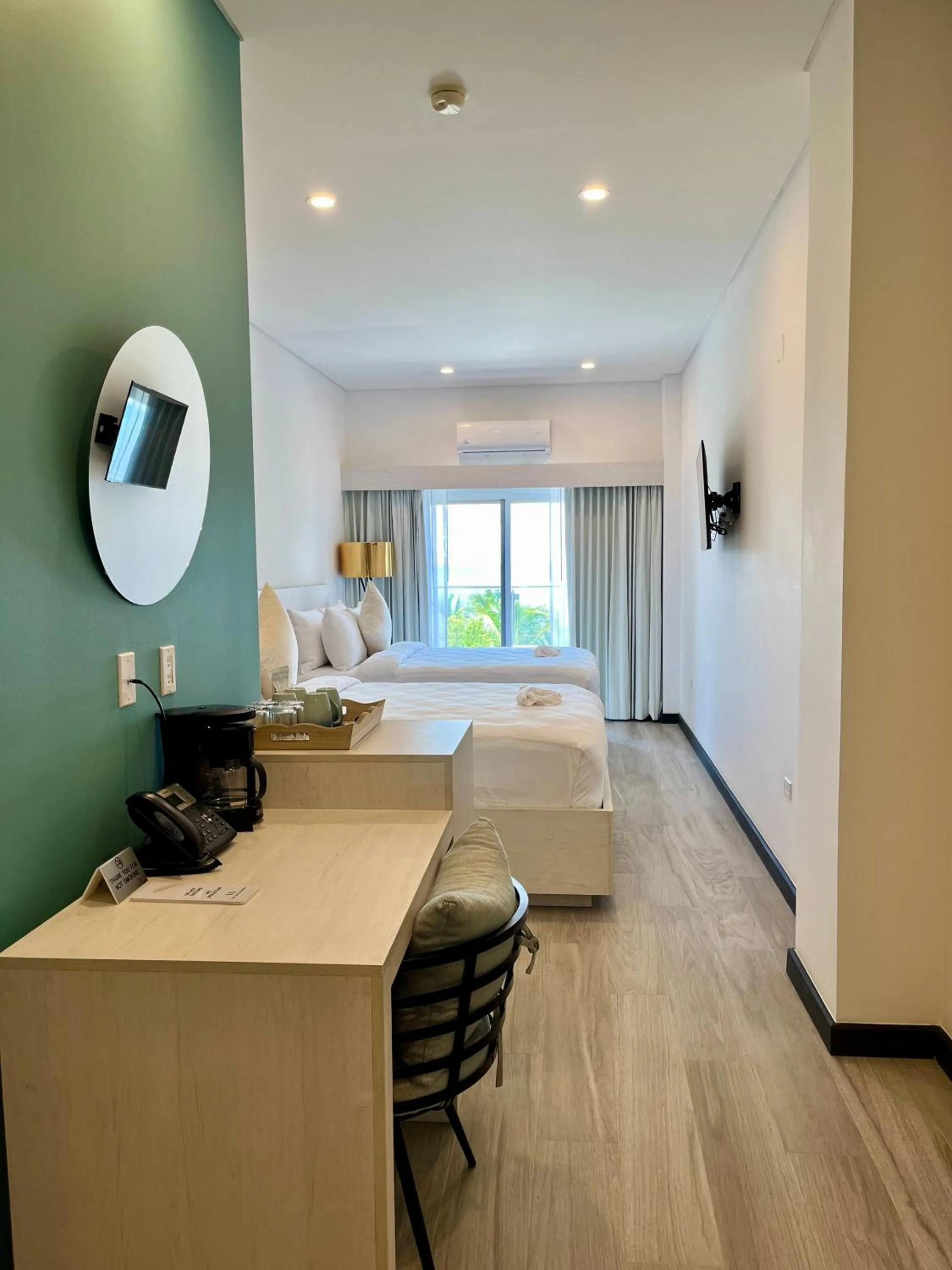 Bedroom, Bed in The Watermark Hotel