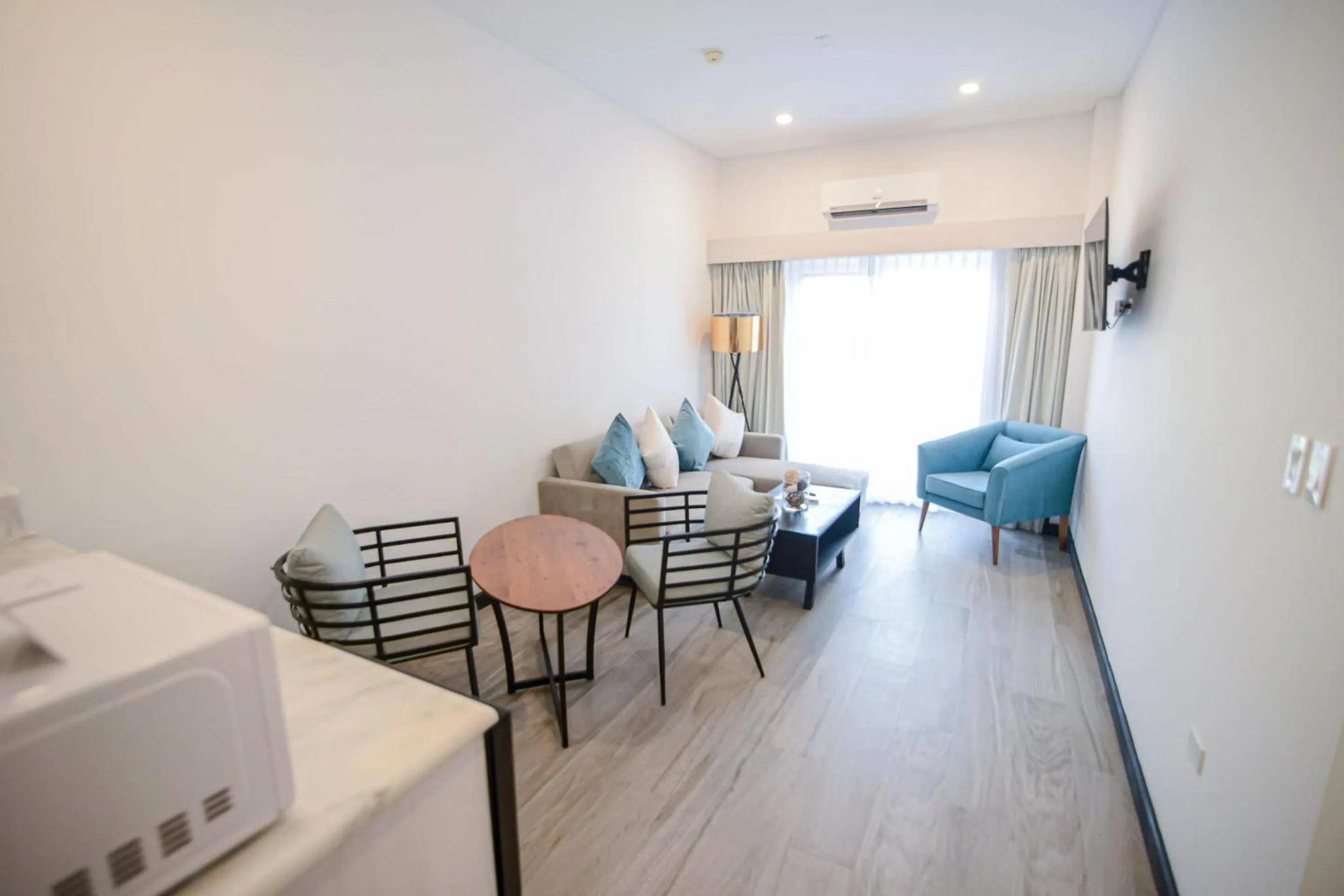 Living room, Bed in The Watermark Hotel