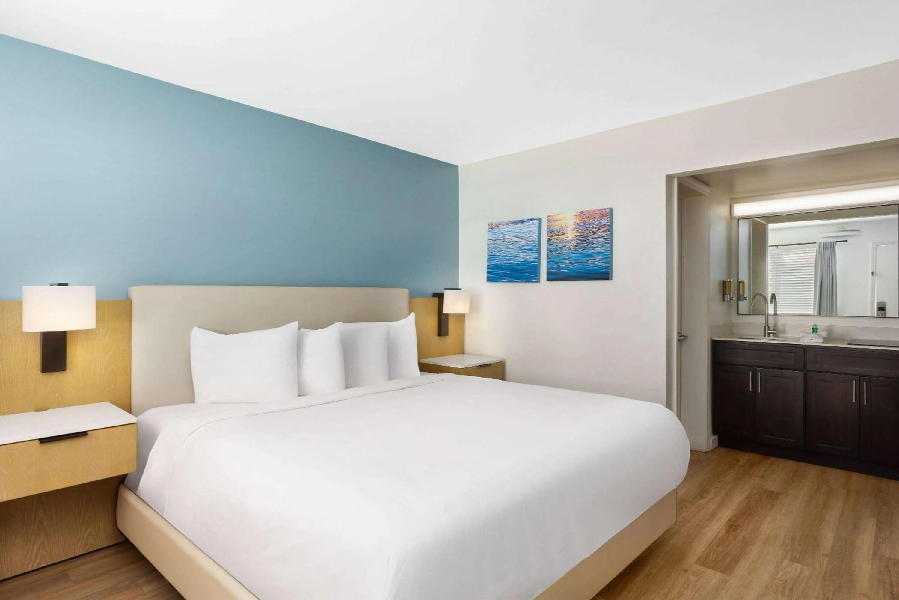 Bathroom, Bed in Hotel Manteo, Trademark Collection by Wyndham