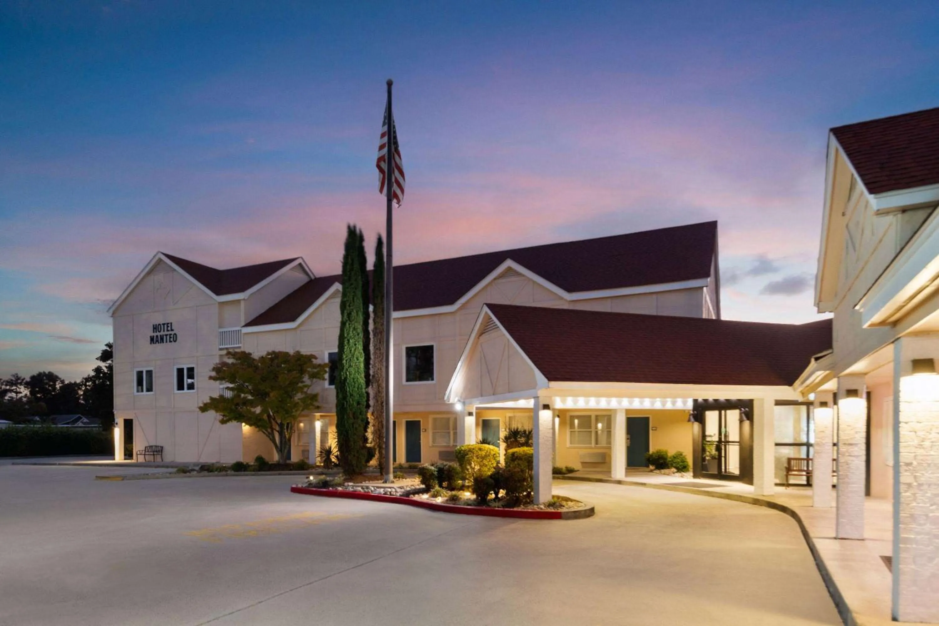 Property building in Hotel Manteo, Trademark Collection by Wyndham