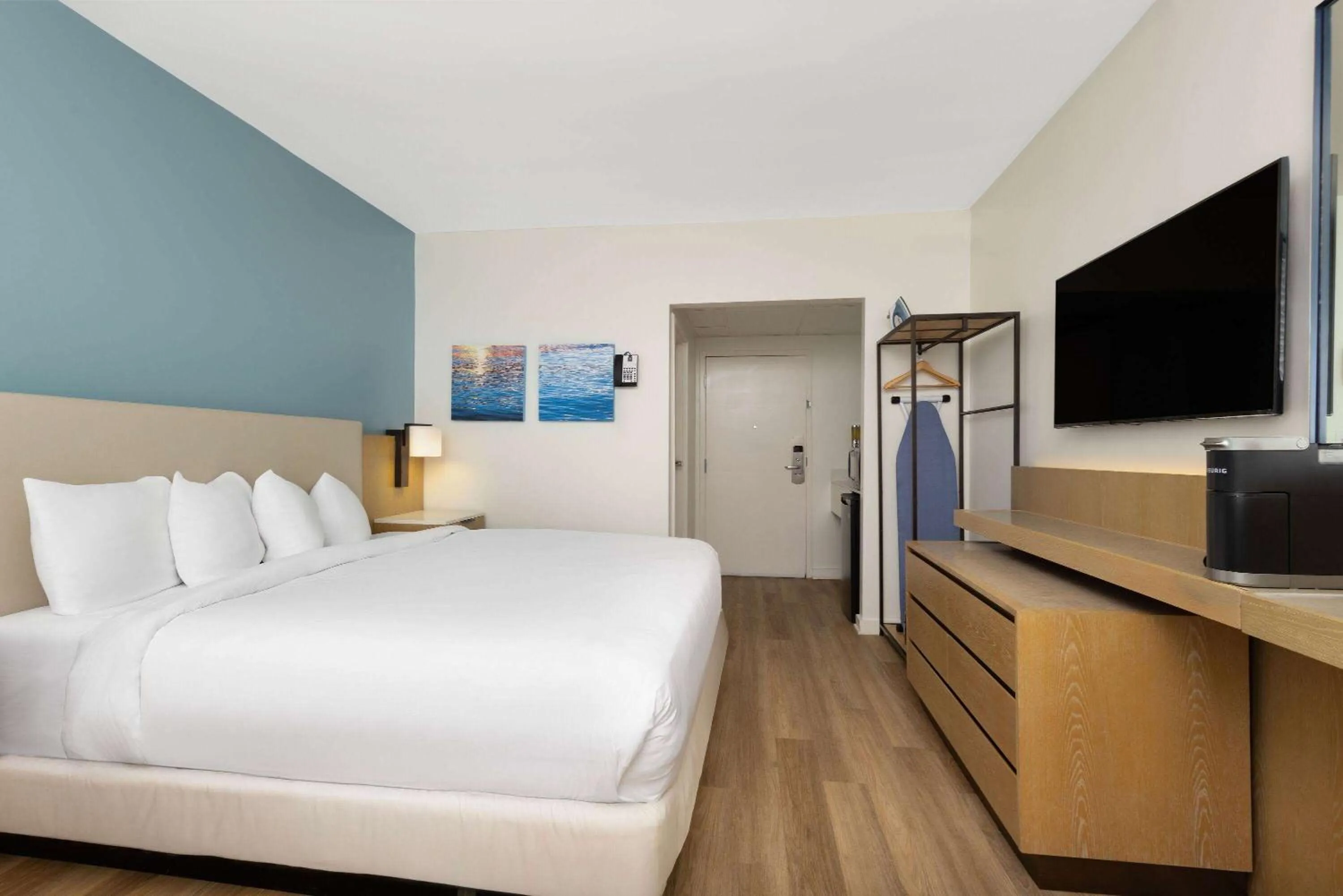 Photo of the whole room, Bed in Hotel Manteo, Trademark Collection by Wyndham