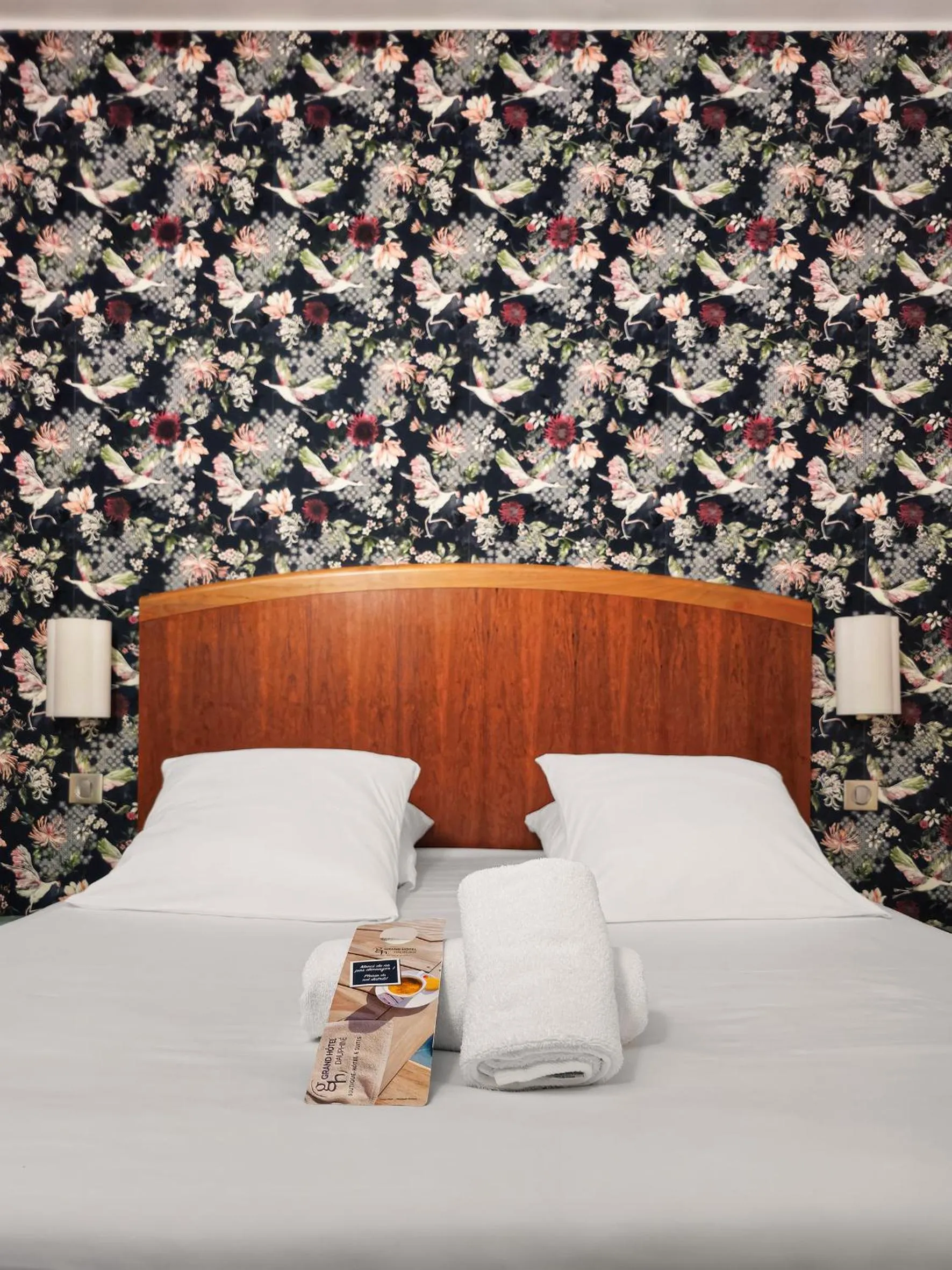 Bed in Grand Hôtel Dauphiné Toulon, Boutique Hôtel & Suites