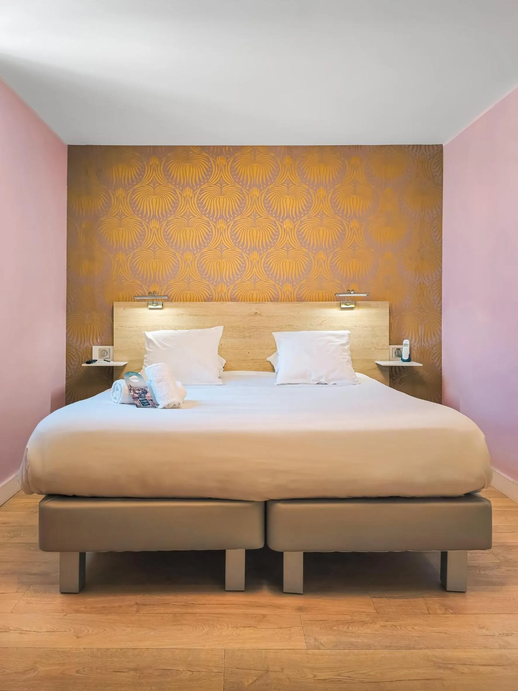 Bed in Grand Hôtel Dauphiné Toulon, Boutique Hôtel & Suites