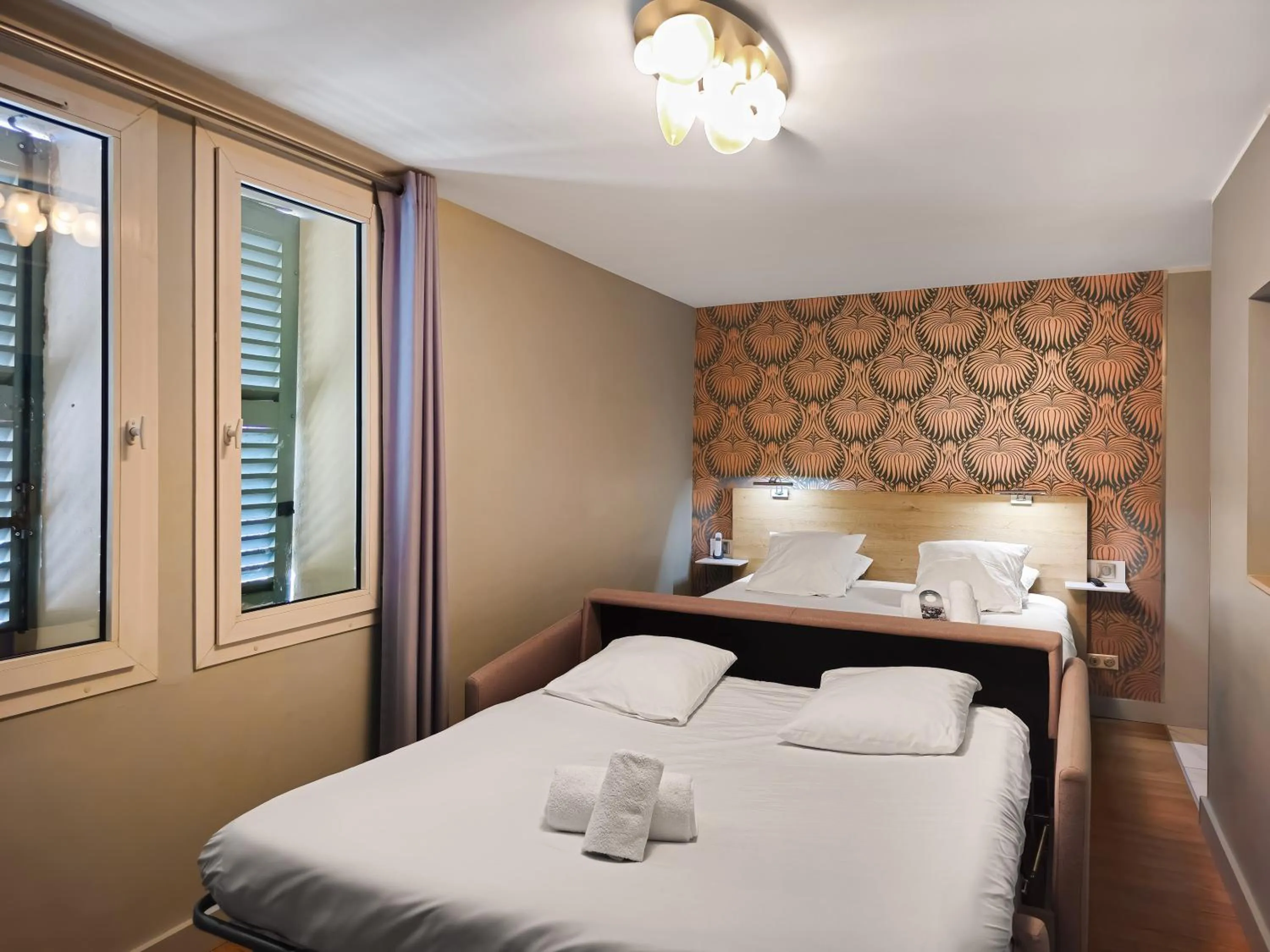 Bed in Grand Hôtel Dauphiné Toulon, Boutique Hôtel & Suites