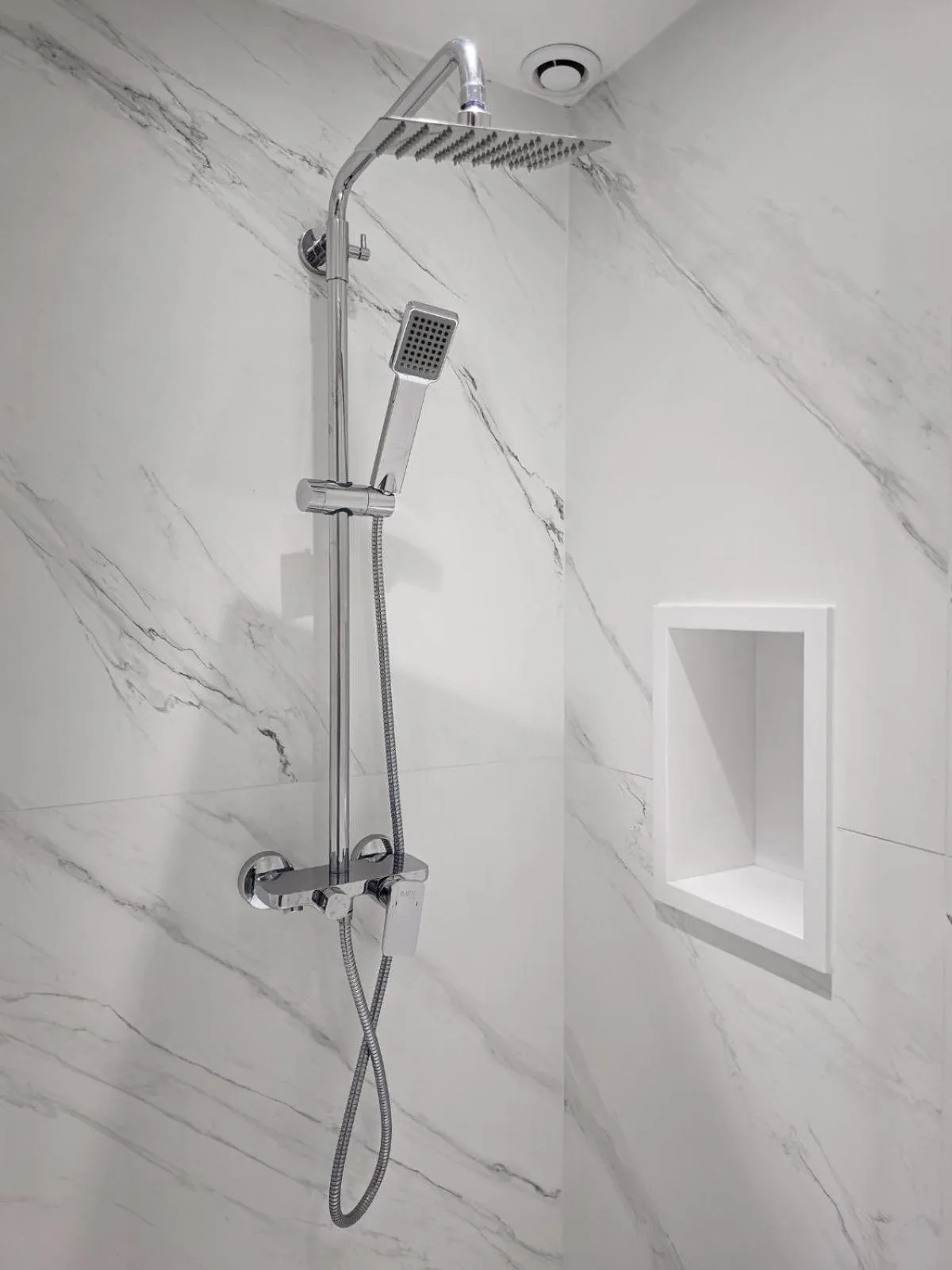 Shower in Grand Hôtel Dauphiné Toulon, Boutique Hôtel & Suites