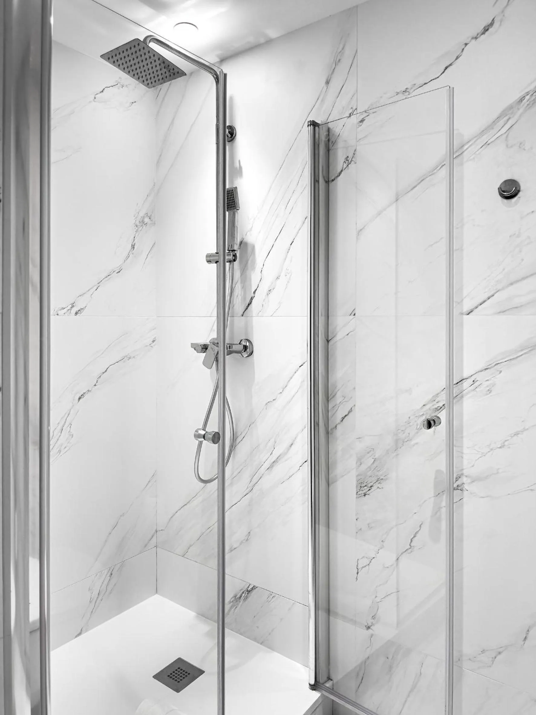 Shower in Grand Hôtel Dauphiné Toulon, Boutique Hôtel & Suites