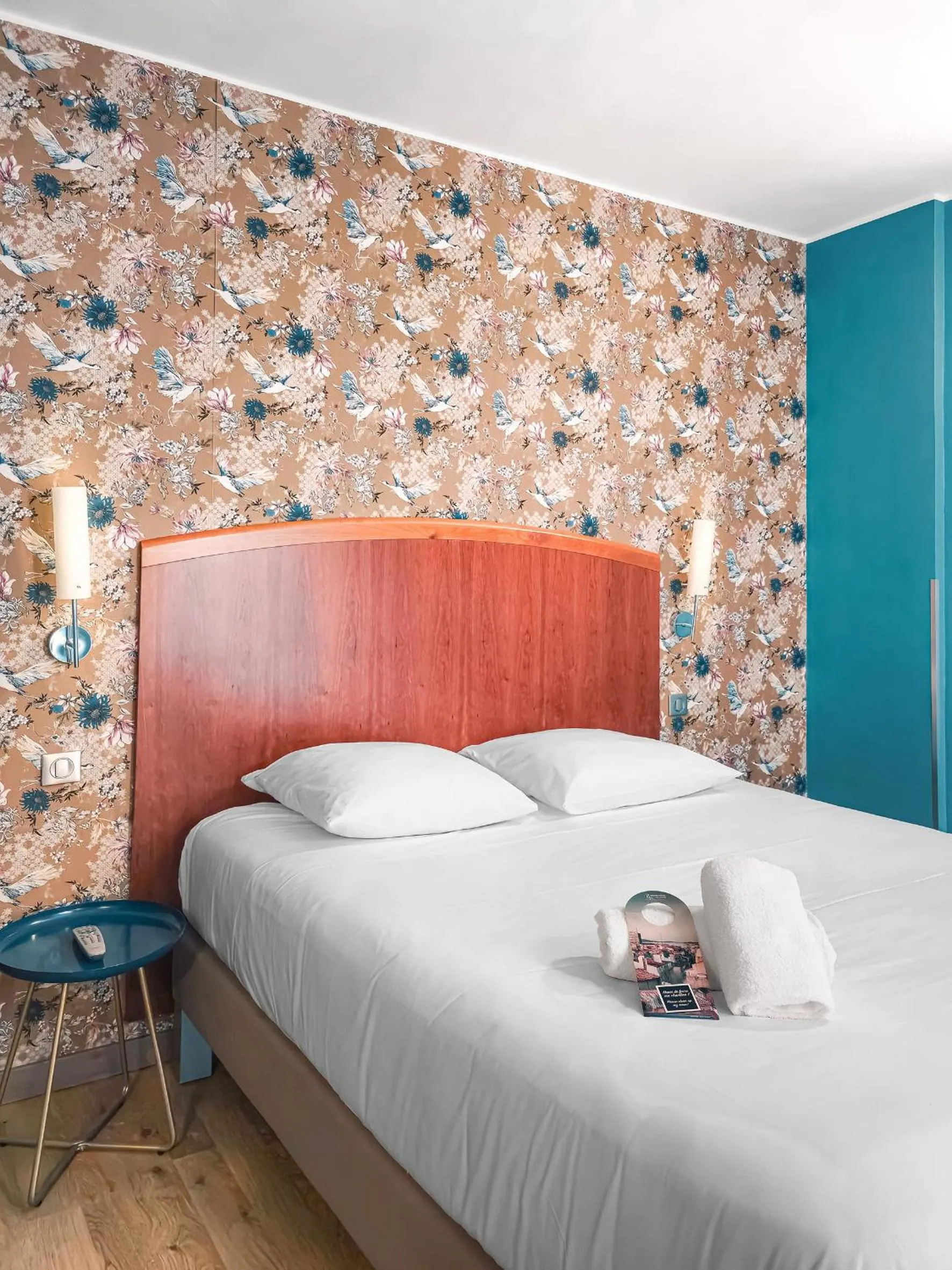 Bed in Grand Hôtel Dauphiné Toulon, Boutique Hôtel & Suites