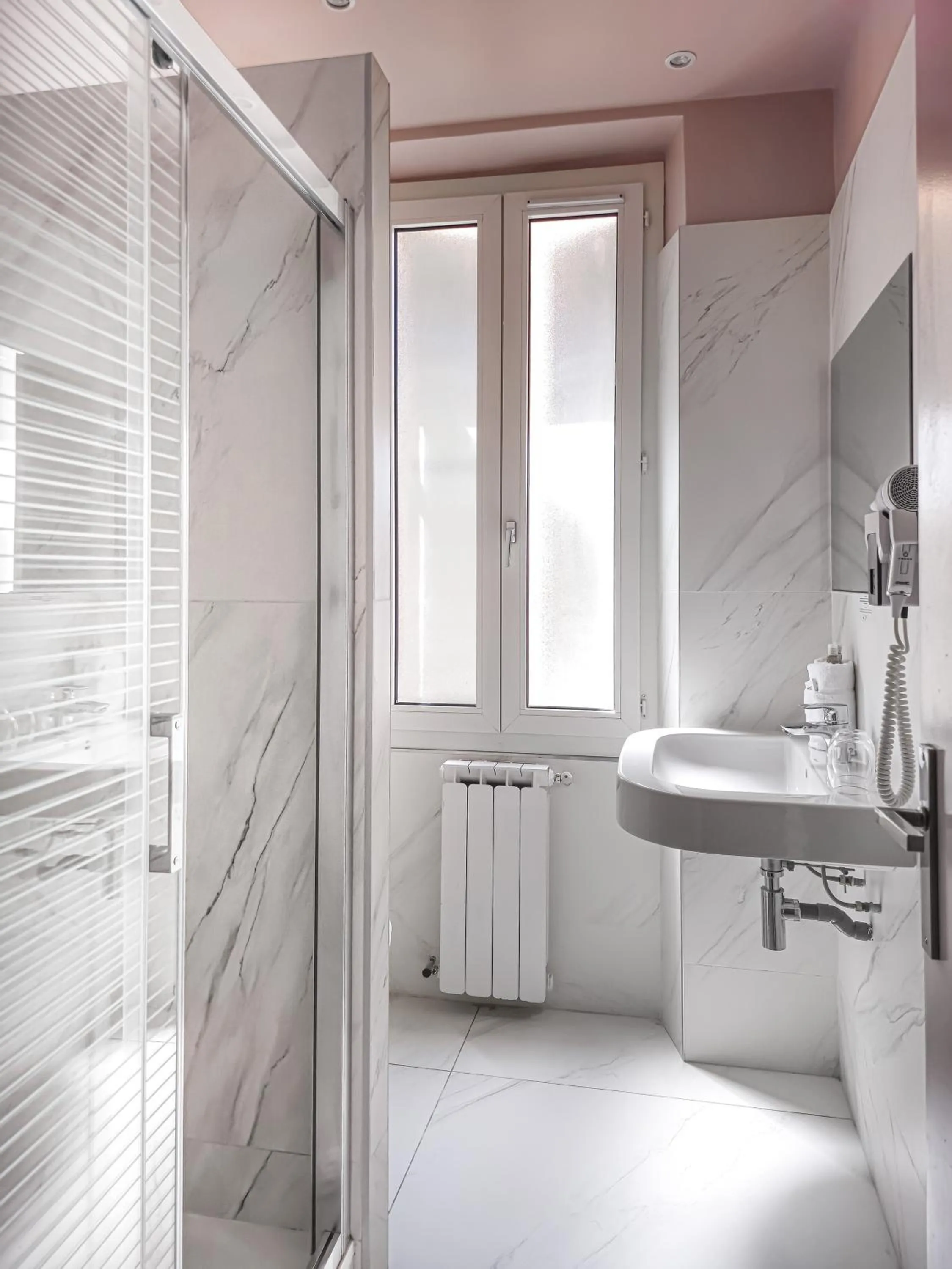 Bathroom in Grand Hôtel Dauphiné Toulon, Boutique Hôtel & Suites