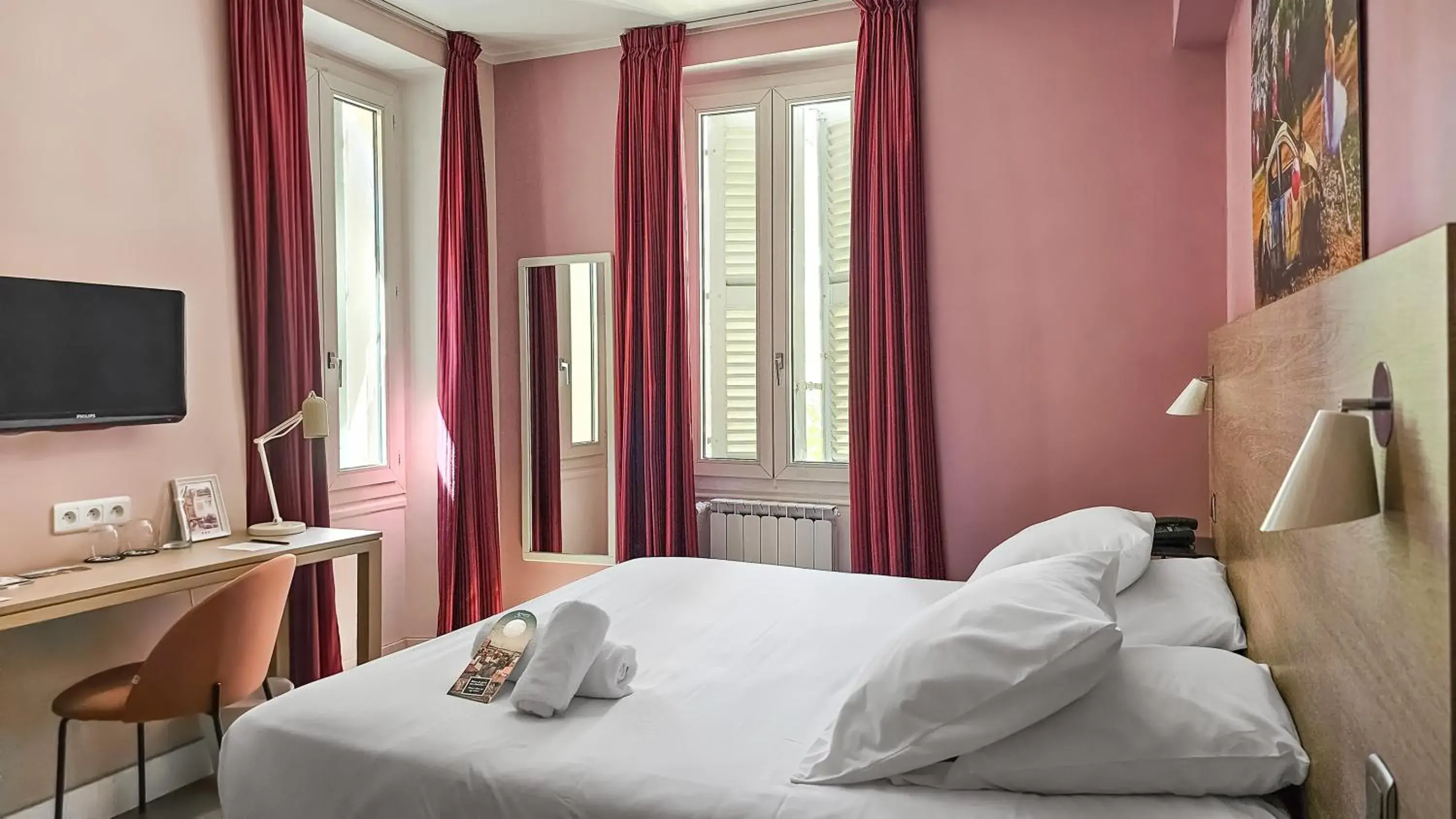 Superior Double Room with Sauna Access in Grand Hôtel Dauphiné Toulon, Boutique Hôtel & Suites Superior Double Room with Sauna Access in Grand Hôtel Dauphiné Toulon, Boutique Hôtel & Suites