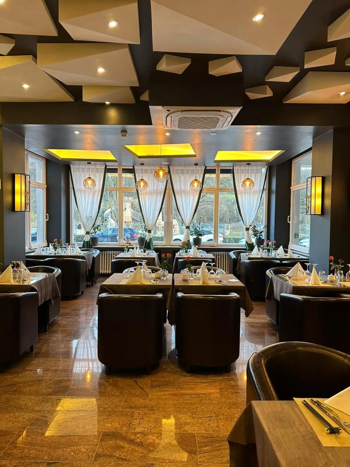 Restaurant/places to eat in hotel whiteswan