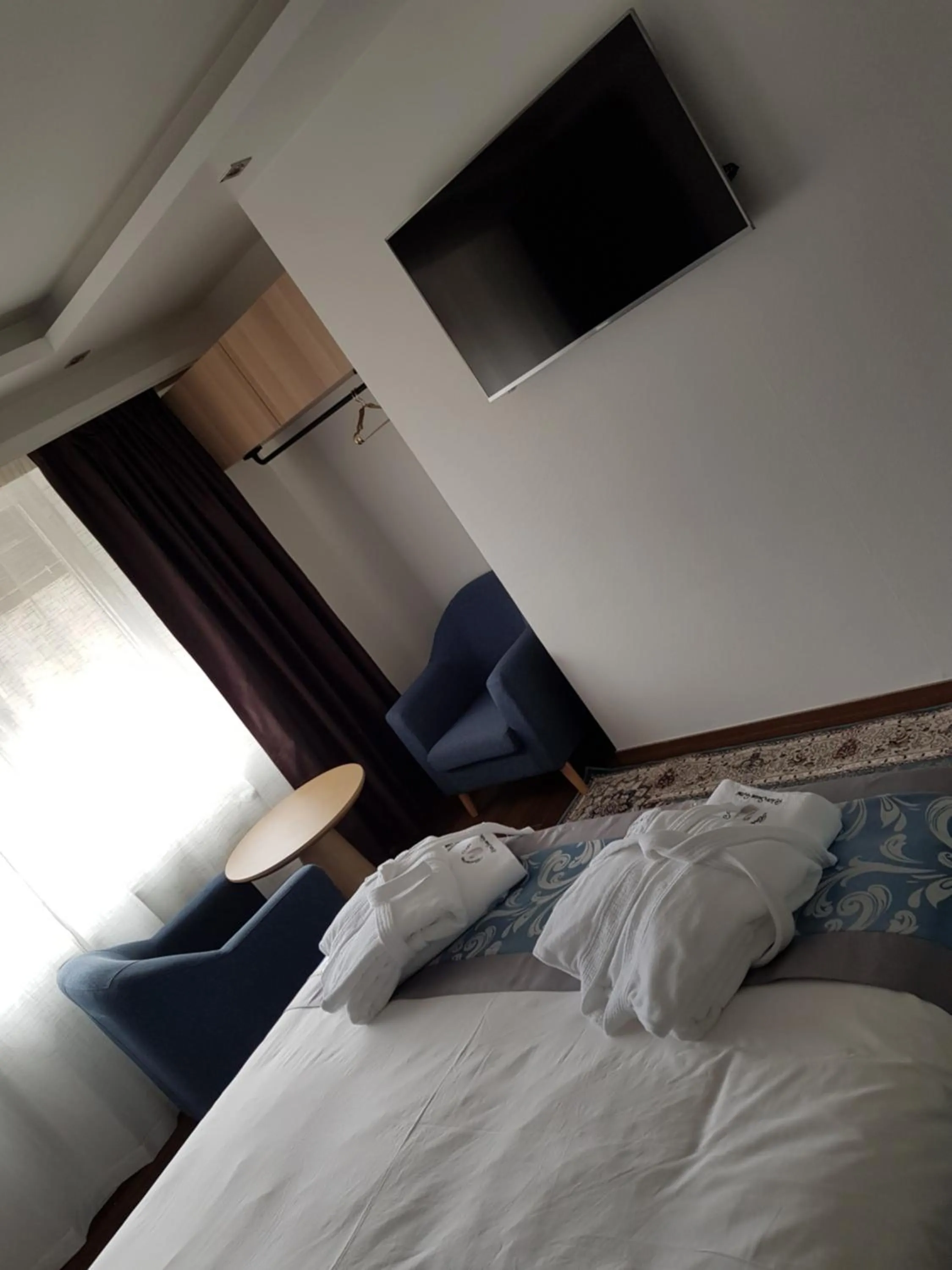 Communal lounge/ TV room, Bed in hotel whiteswan