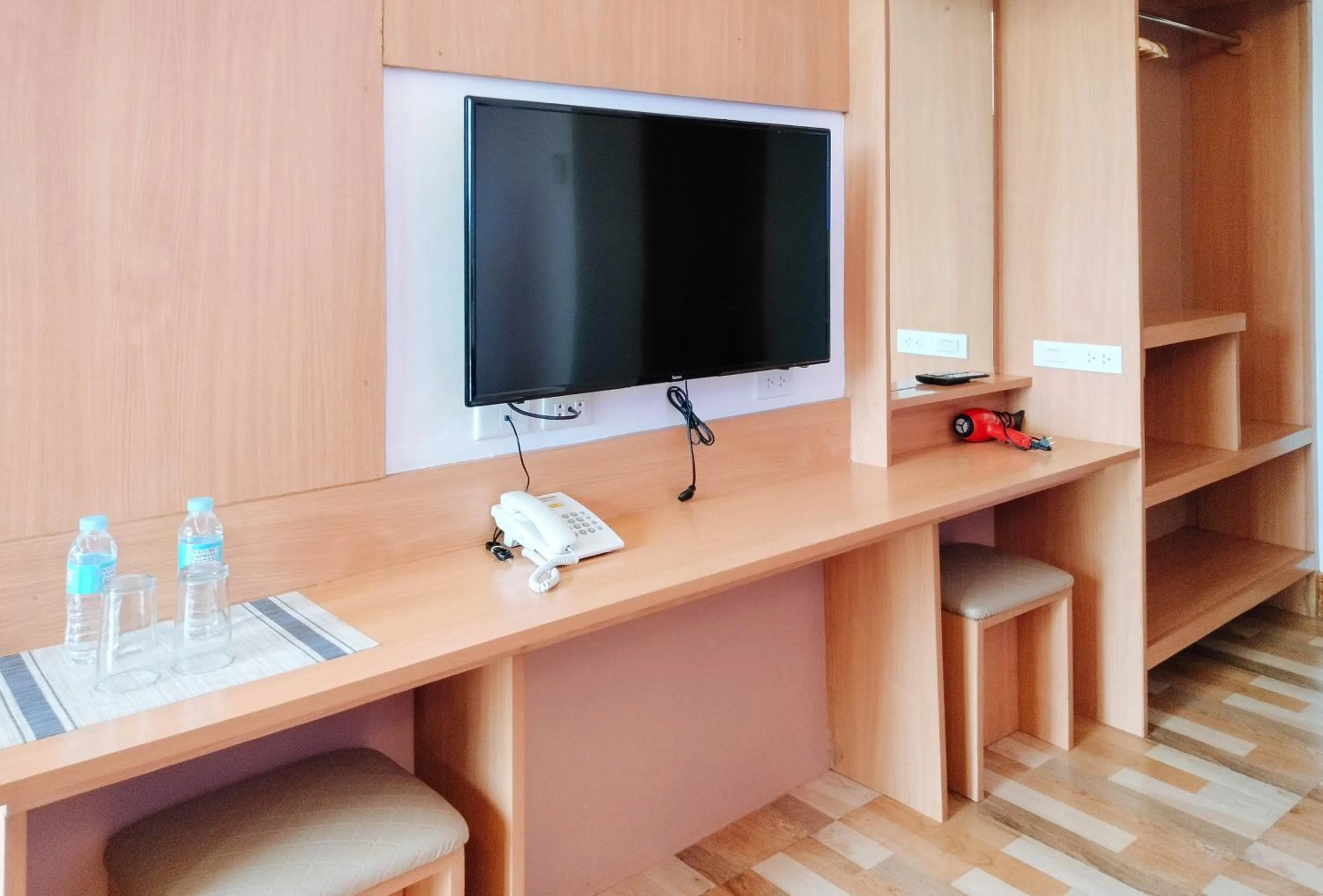 TV and multimedia in RedDoorz @ Sun Kissed Resort Guindulman