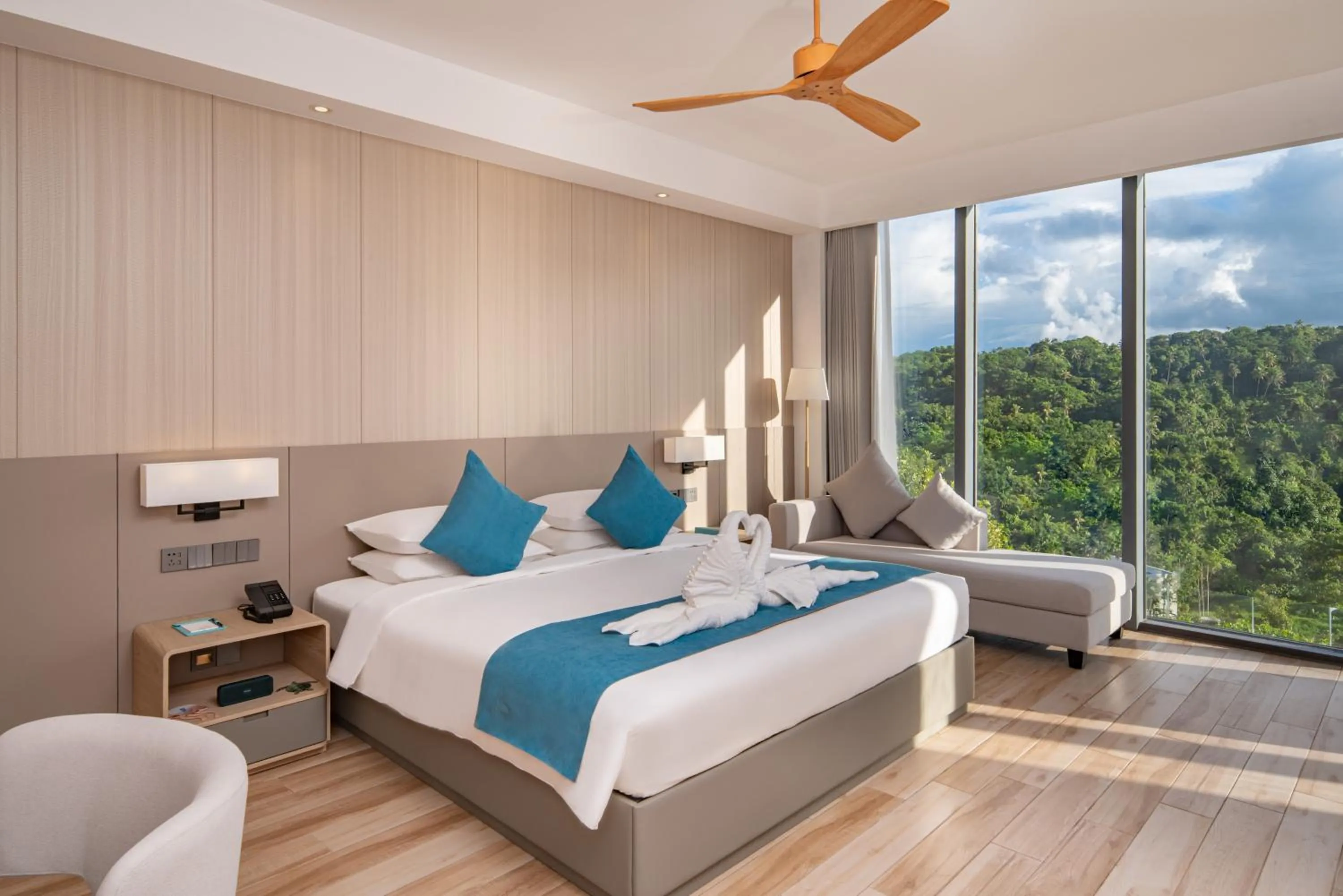 Bedroom, Bed in Palau Sunrise Seaview Landison Retreat