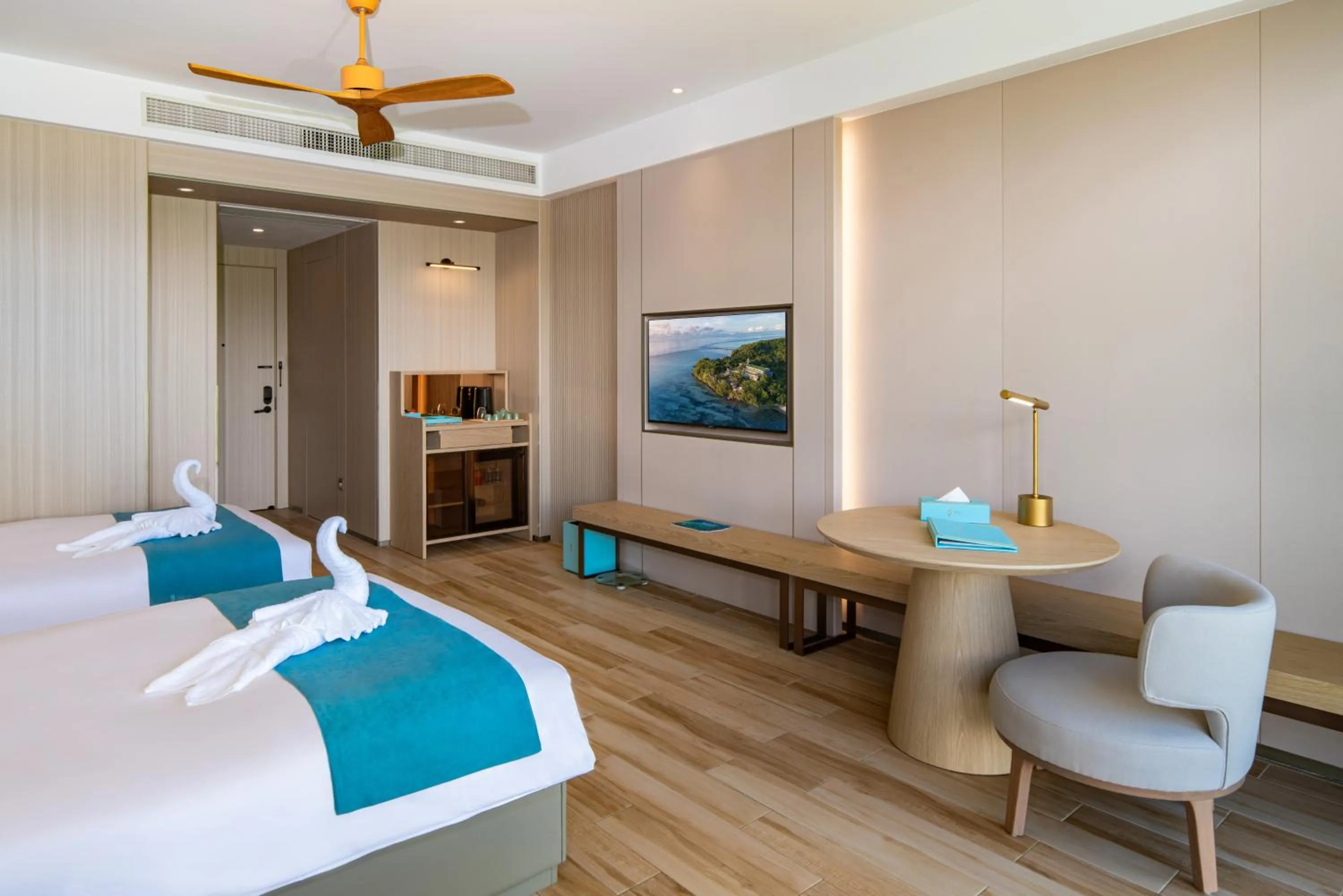 Dining area, Bed in Palau Sunrise Seaview Landison Retreat