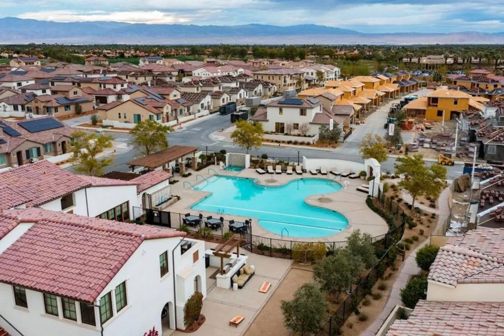 Neighbourhood in Near Coachella and Stagecoach Palm Springs , PGA resort Villa ,Golf, community pool, gym