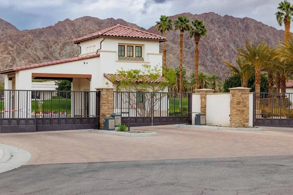 Near Coachella and Stagecoach Palm Springs , PGA resort Villa ,Golf, community pool, gym